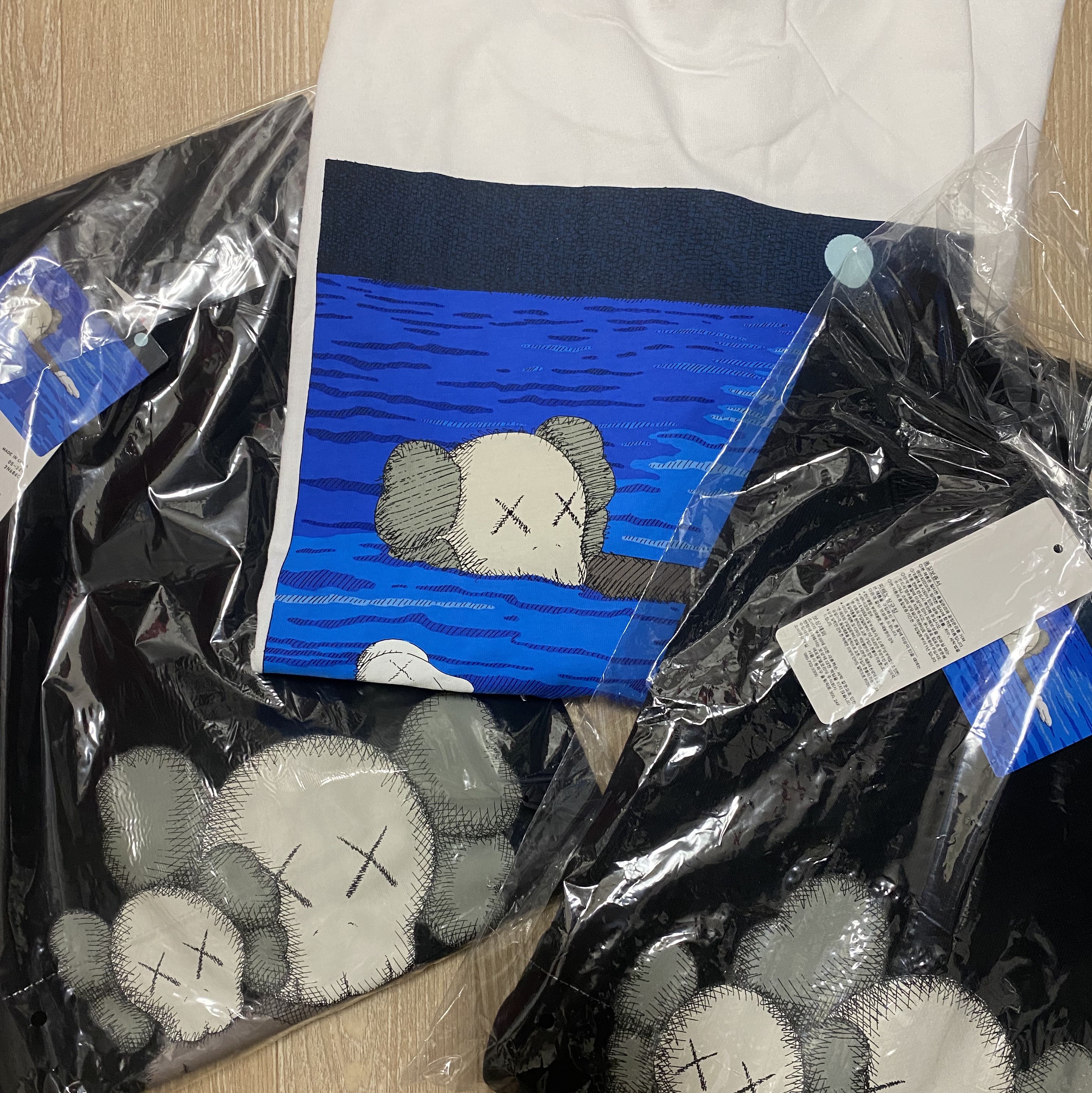 Uniqlo UT x Kaws Short Sleeve Graphic T-Shirt White, Uniqlo UT x Kaws Short Sleeve Graphic T-Shirt Black 착용 스타일