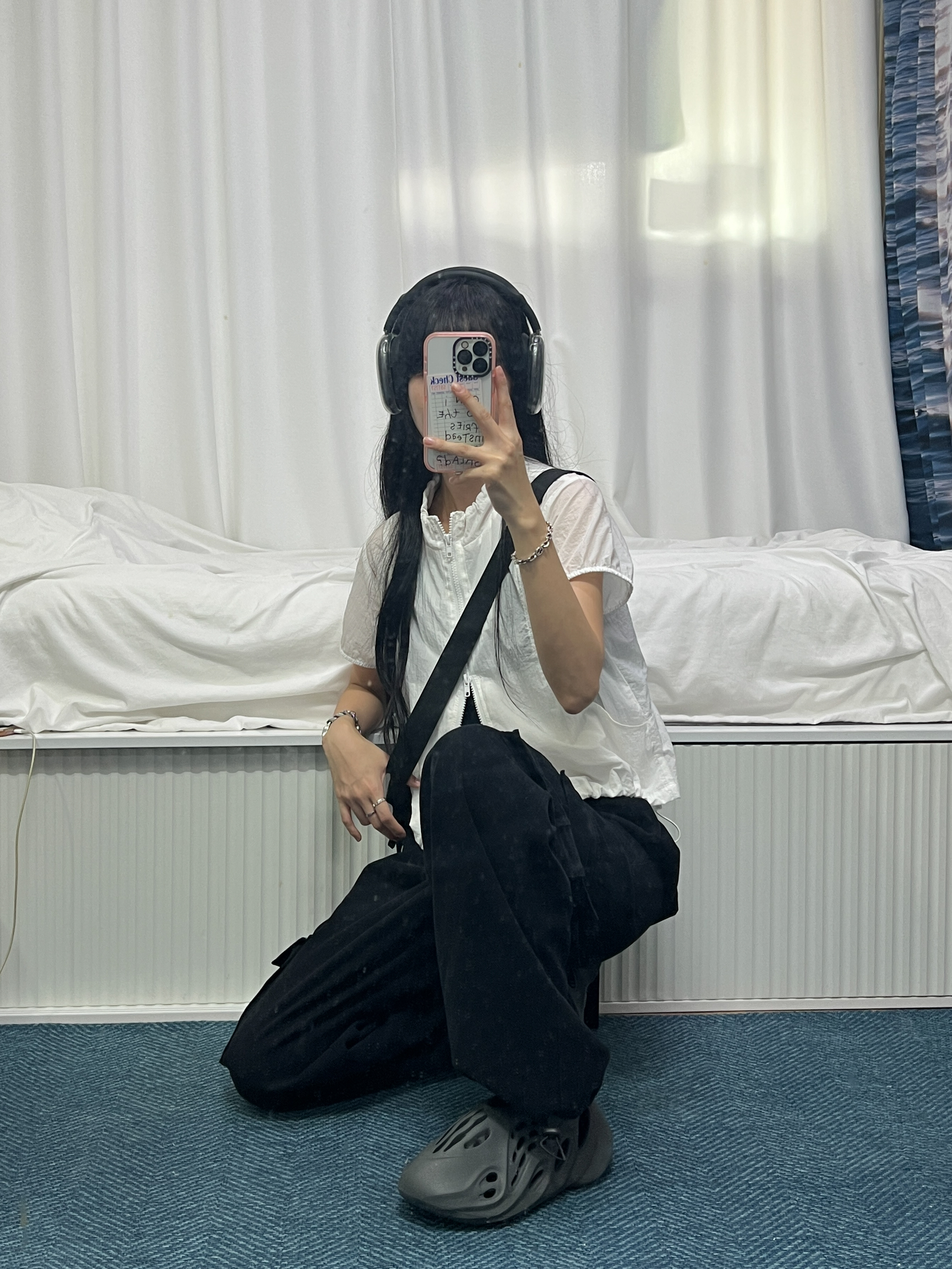 Adidas Yeezy Foam RNNR Carbon, Apple AirPods Max Lightning Space Gray (Korean Ver.) 착용 스타일 - 3