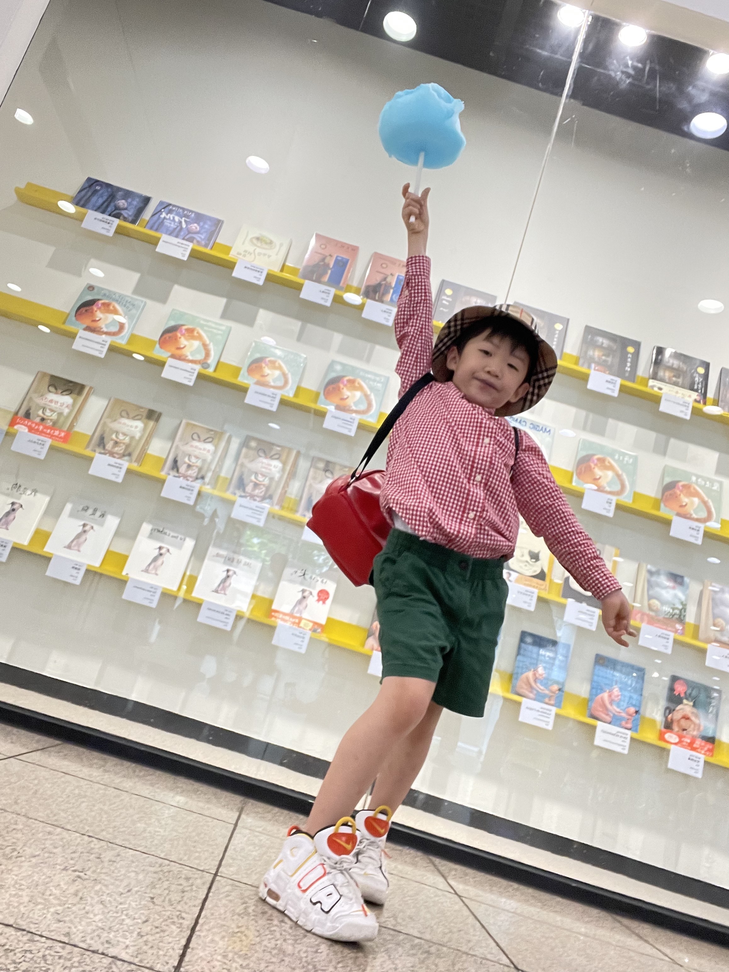 (PS) Nike Air More Uptempo Rayguns, (Kids) Burberry Vintage Check Technical Cotton Bucket Hat Archive Beige 착용 스타일 - 1