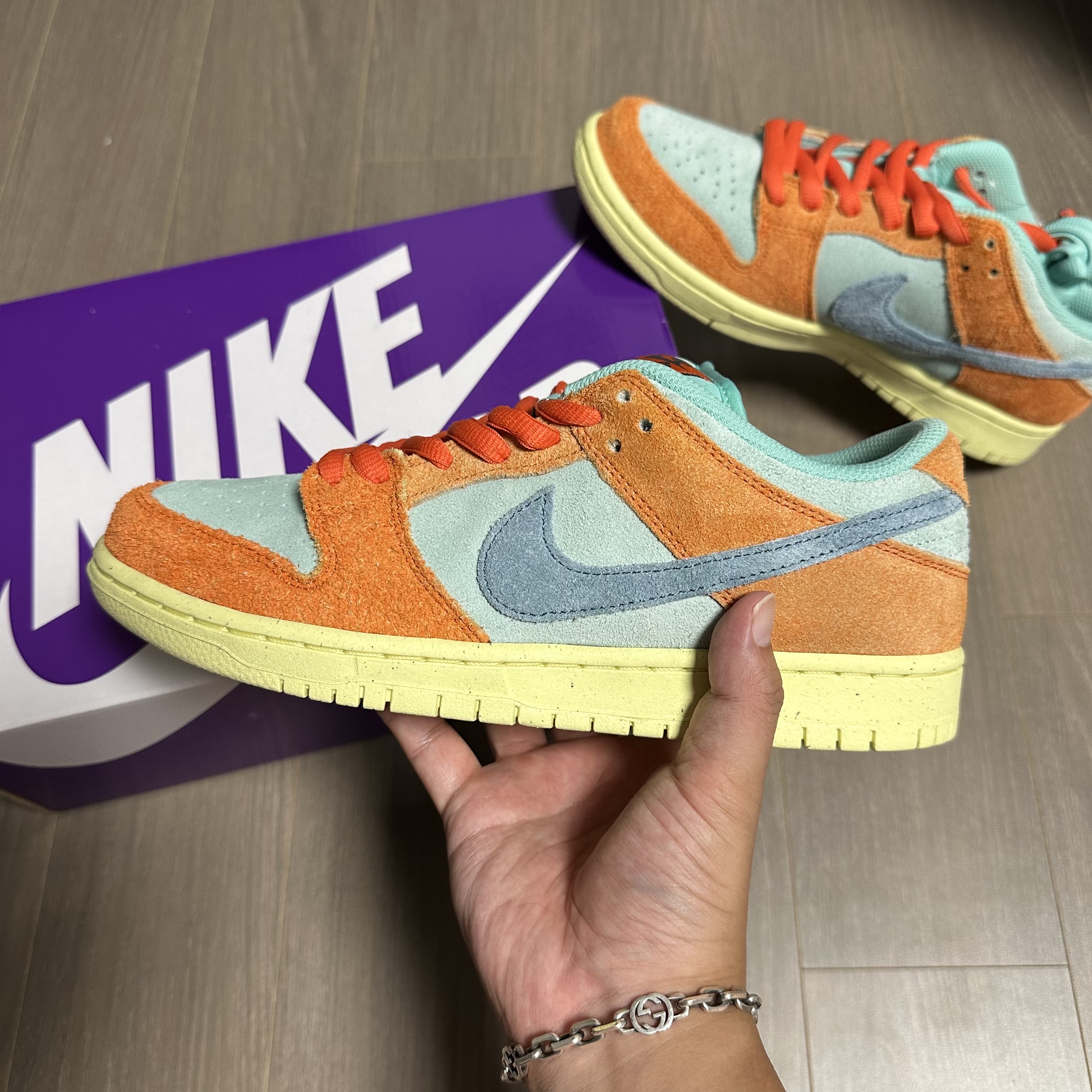 Nike SB Dunk Low Pro Premium Orange and Emerald Rise 착용 스타일 - 1