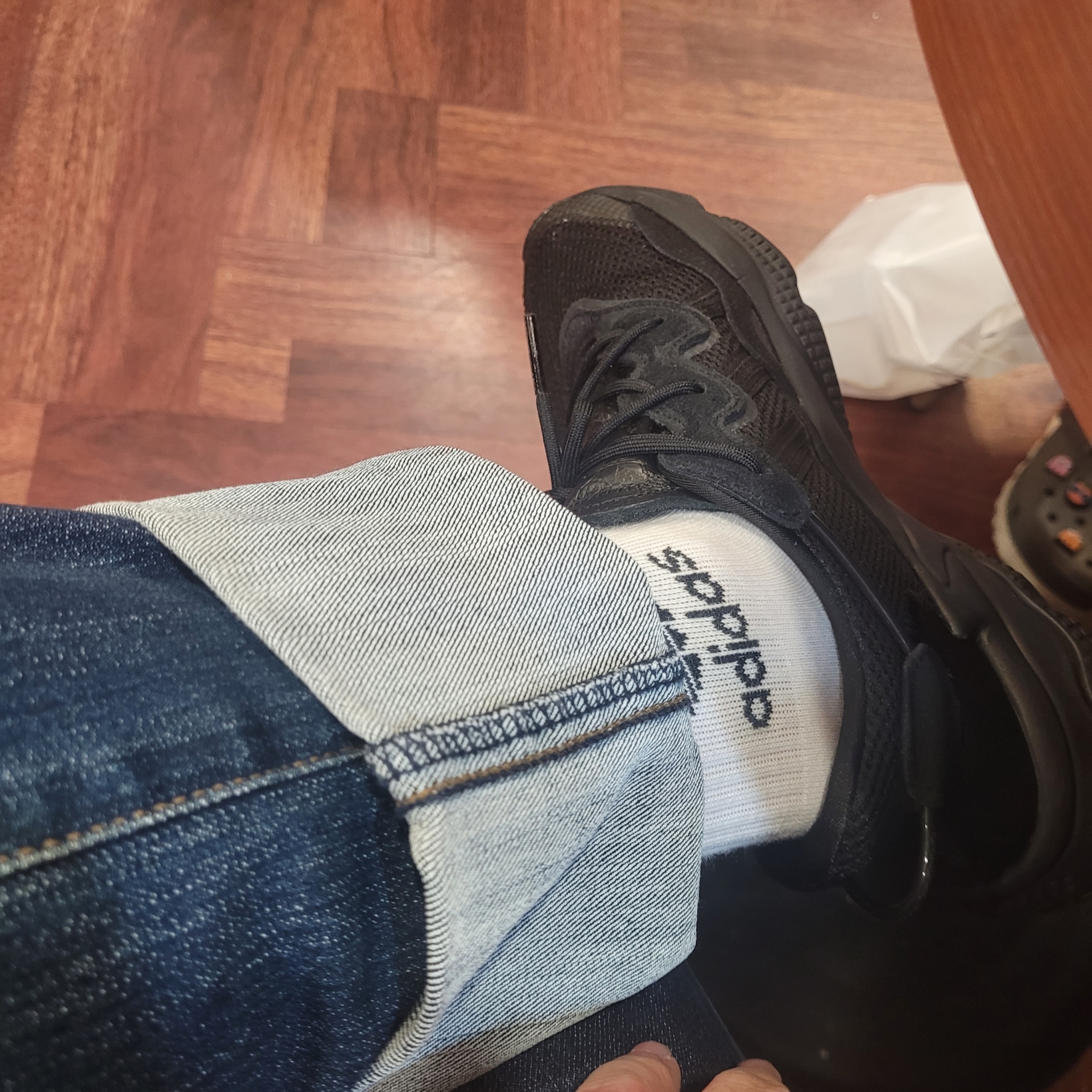 Adidas Ozweego Core Black 착용 스타일 - 2