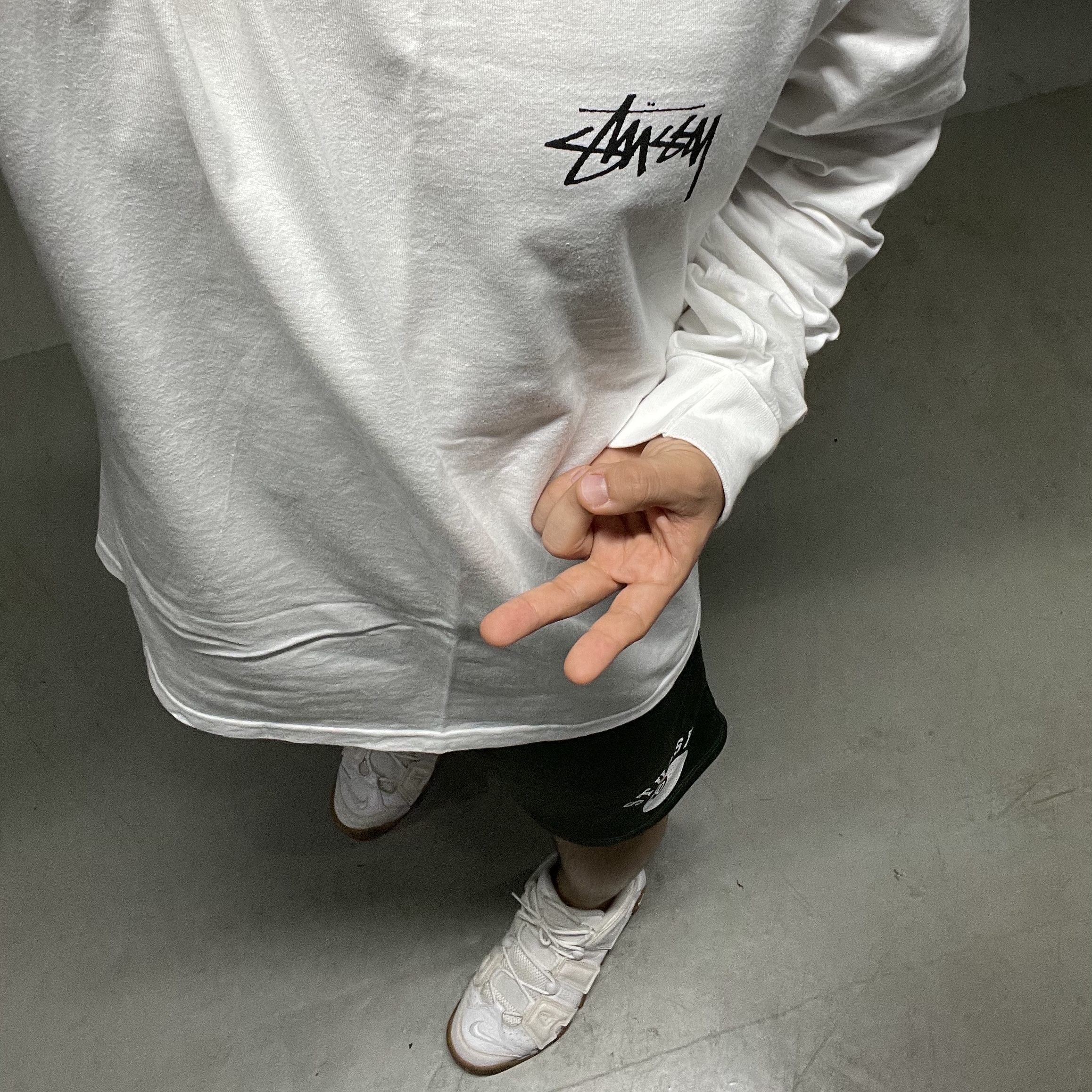 Nike Air More Uptempo White Gum, Stussy 8 Ball Mesh Shorts Forest 착용 스타일
