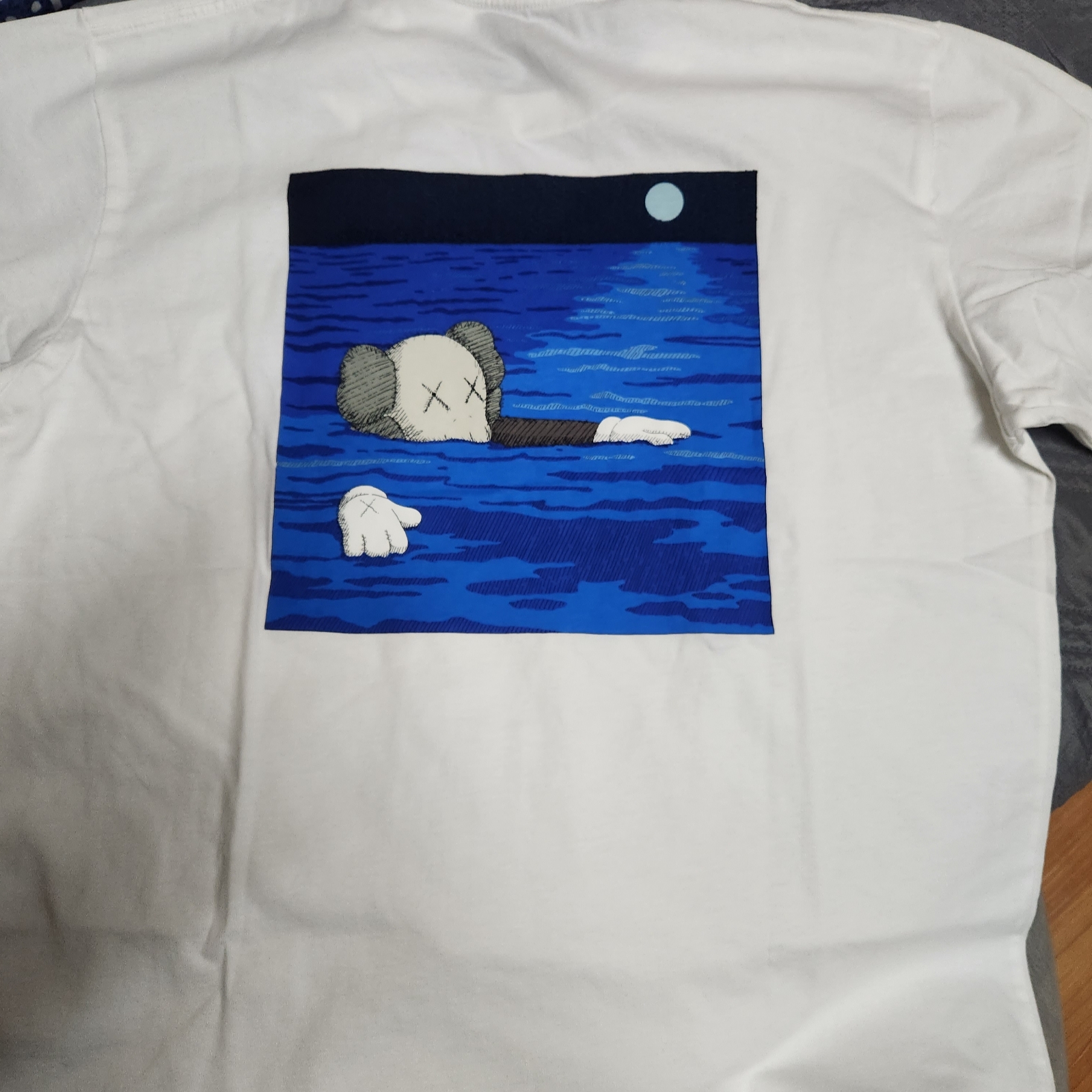 Uniqlo UT x Kaws Short Sleeve Graphic T-Shirt White 착용 스타일 - 1