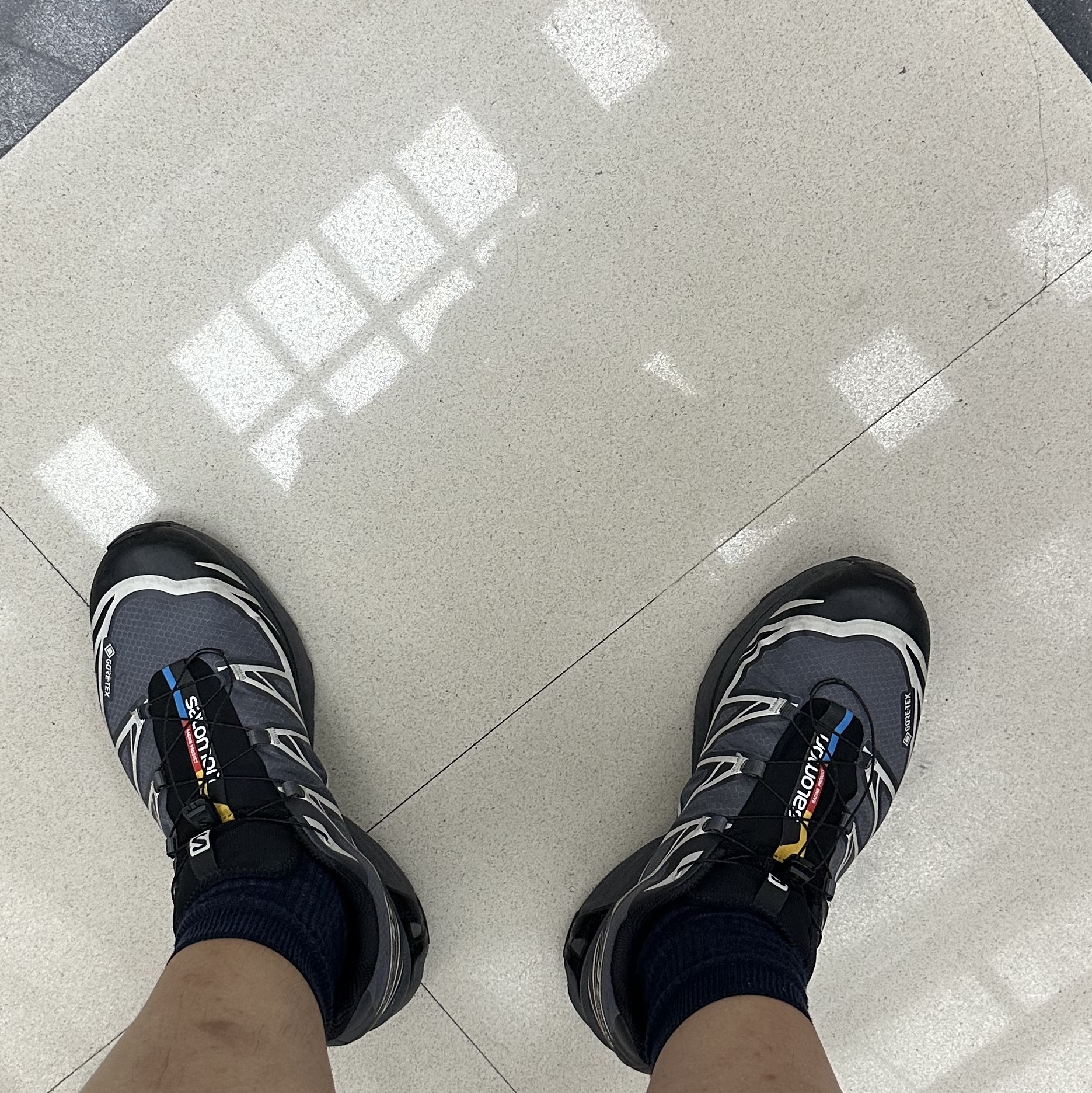 Salomon XT-6 Gore-Tex Black Ebony 착용 스타일
