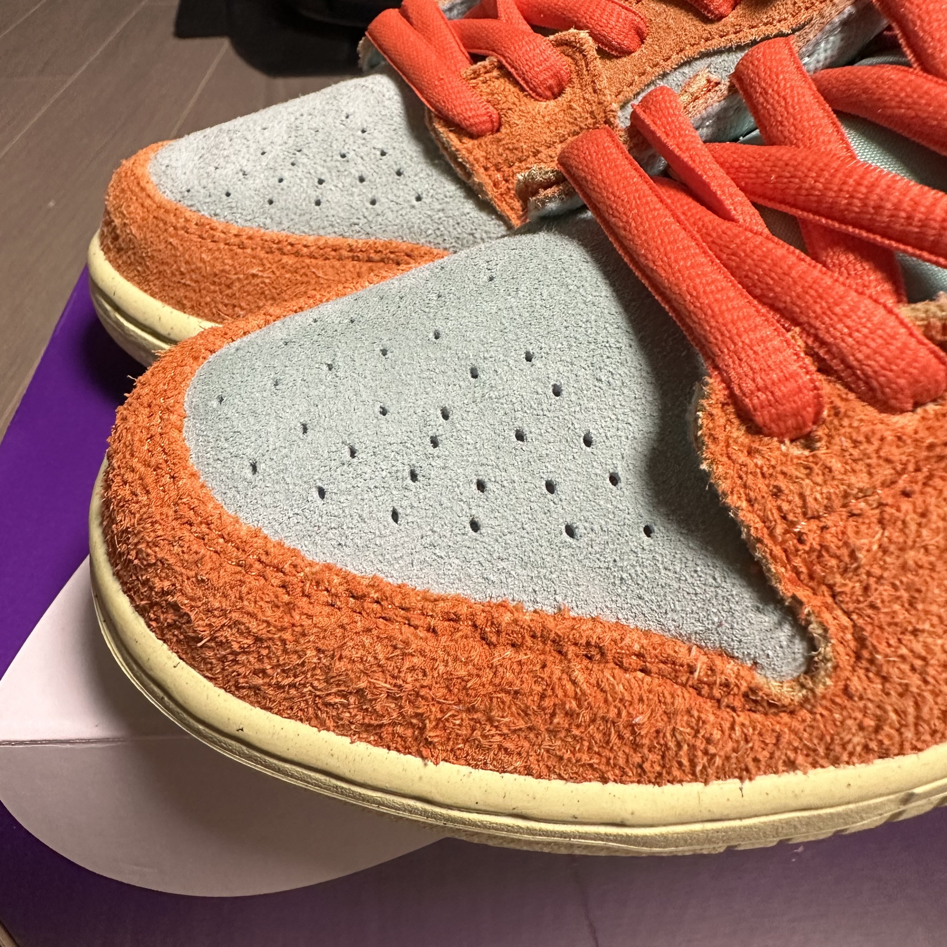 Nike SB Dunk Low Pro Premium Orange and Emerald Rise 착용 스타일 - 3