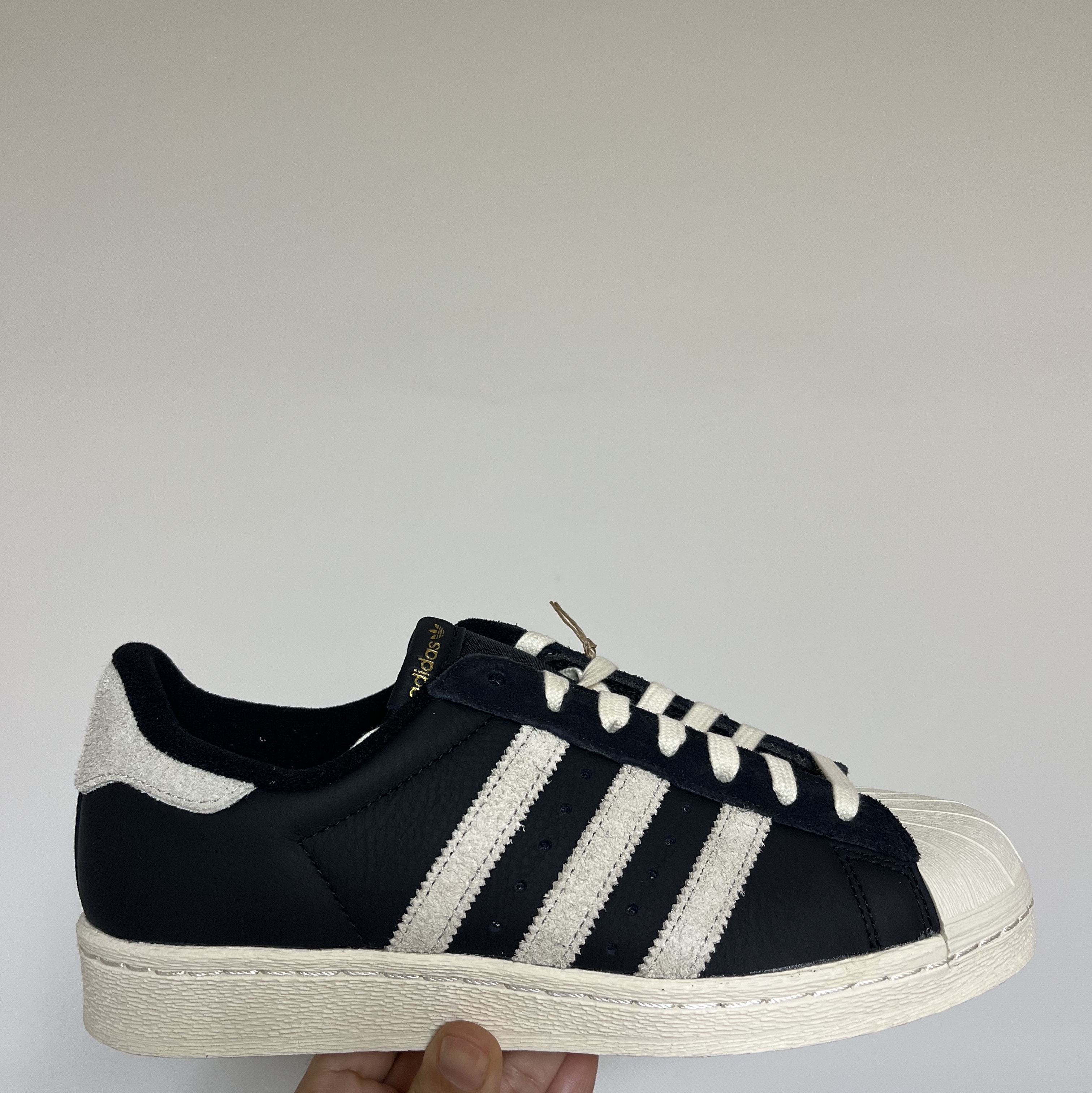 Adidas Superstar 82 Black White 착용 스타일 - 1