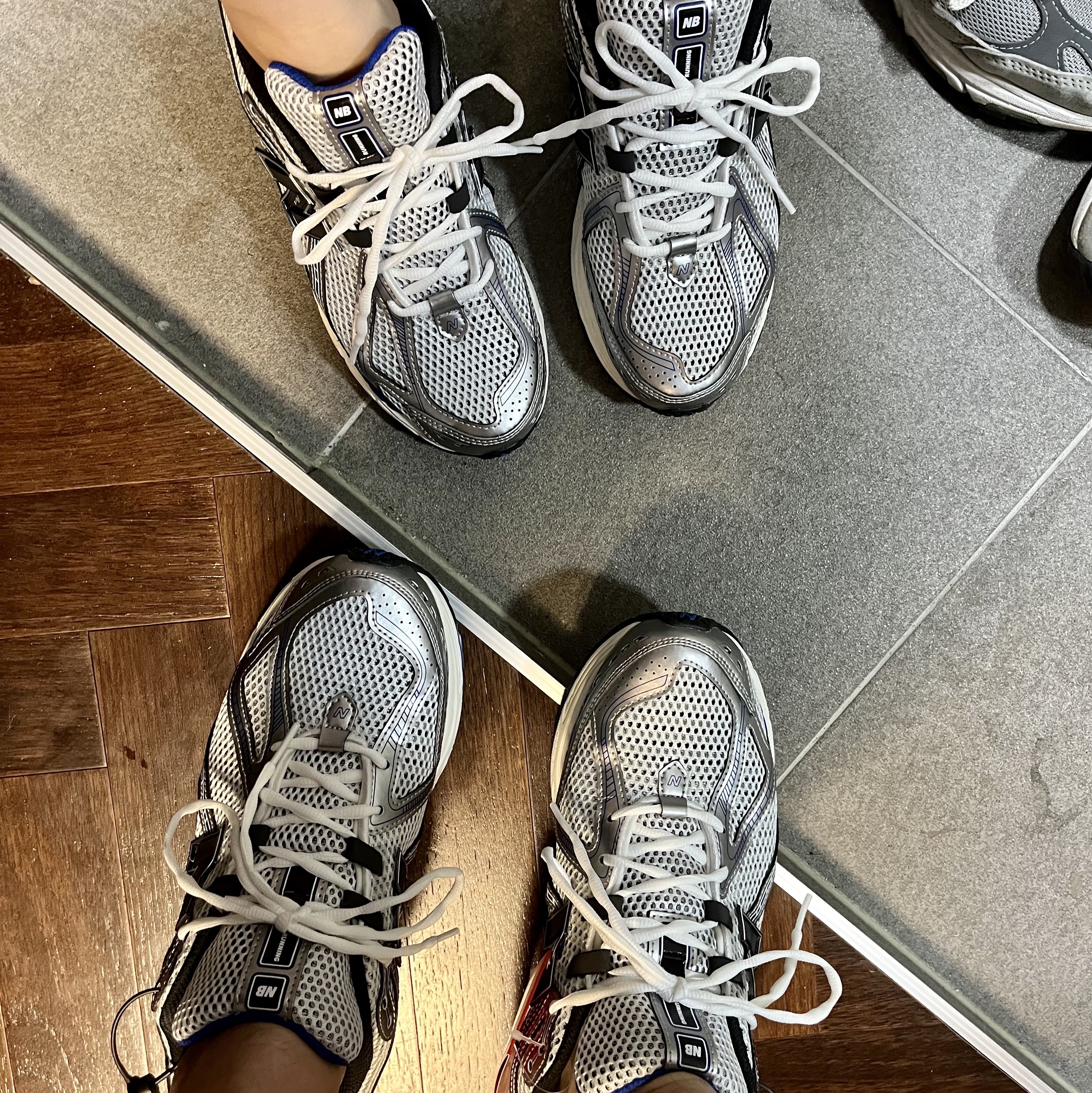 New Balance 1906R Silver Metallic 착용 스타일