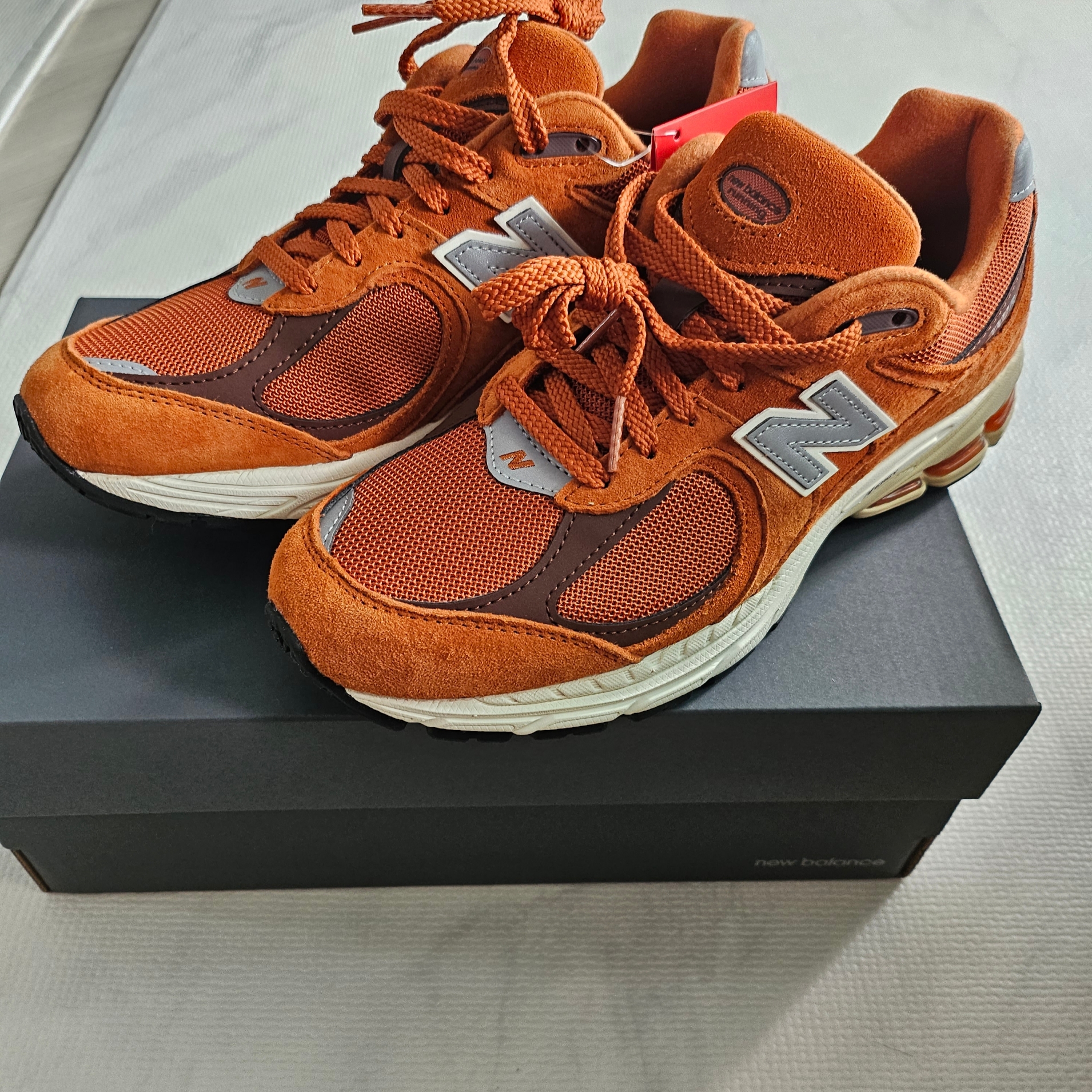 New Balance 2002R Rust Oxide 착용 스타일 - 1