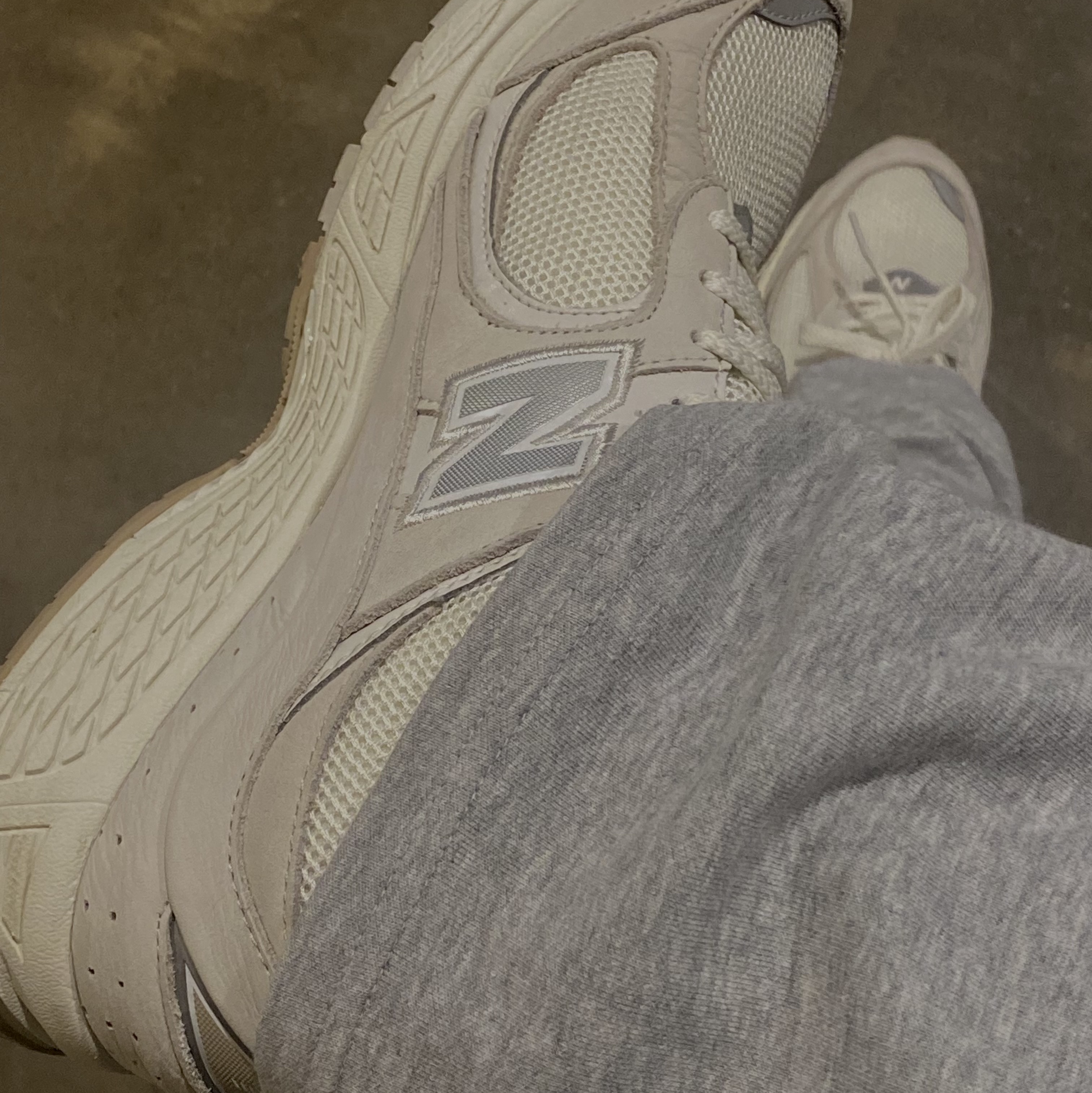 New Balance 2002R White Ivory 착용 스타일