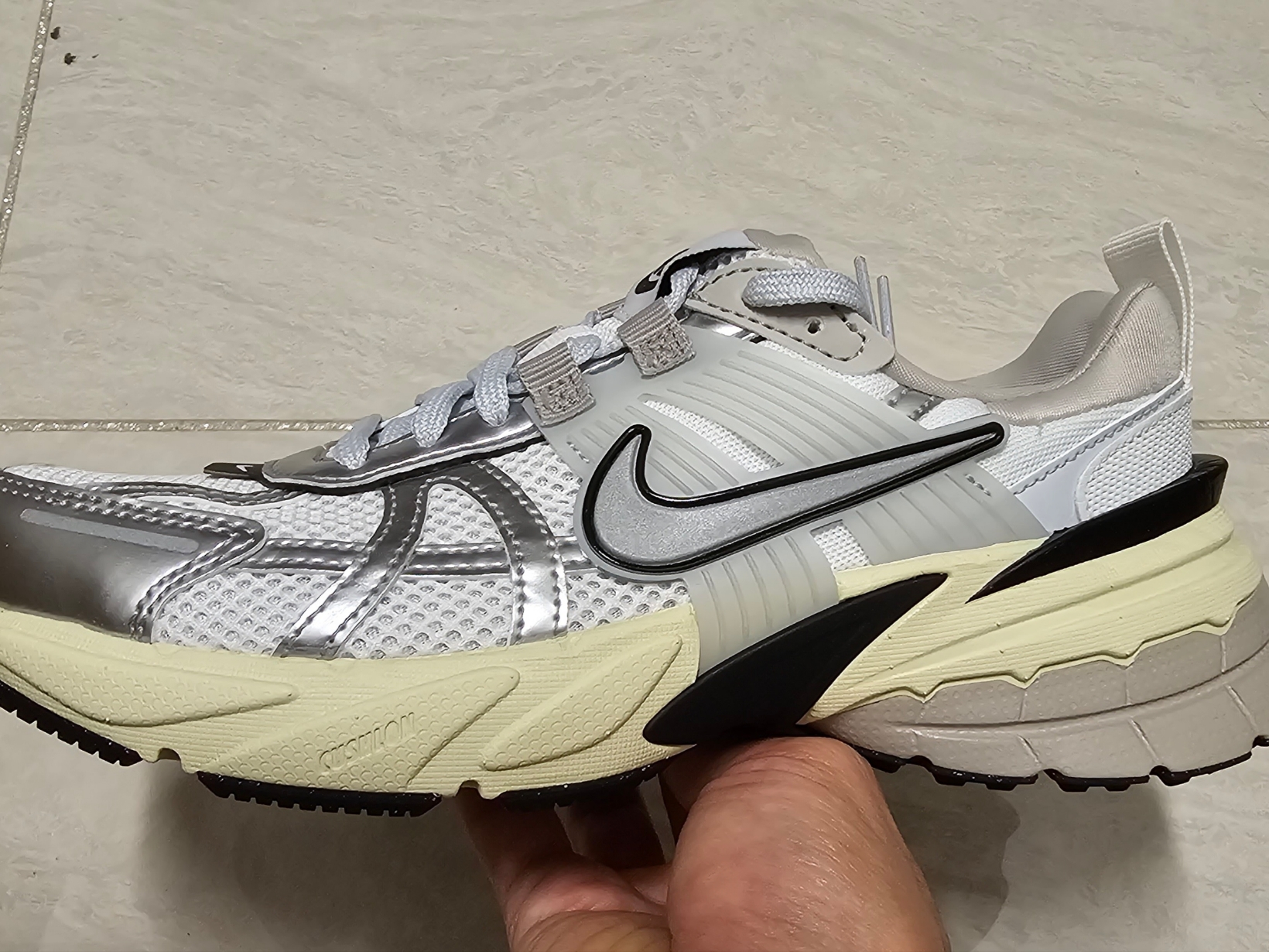Nike V2K Run Summit White Metallic Silver 착용 스타일