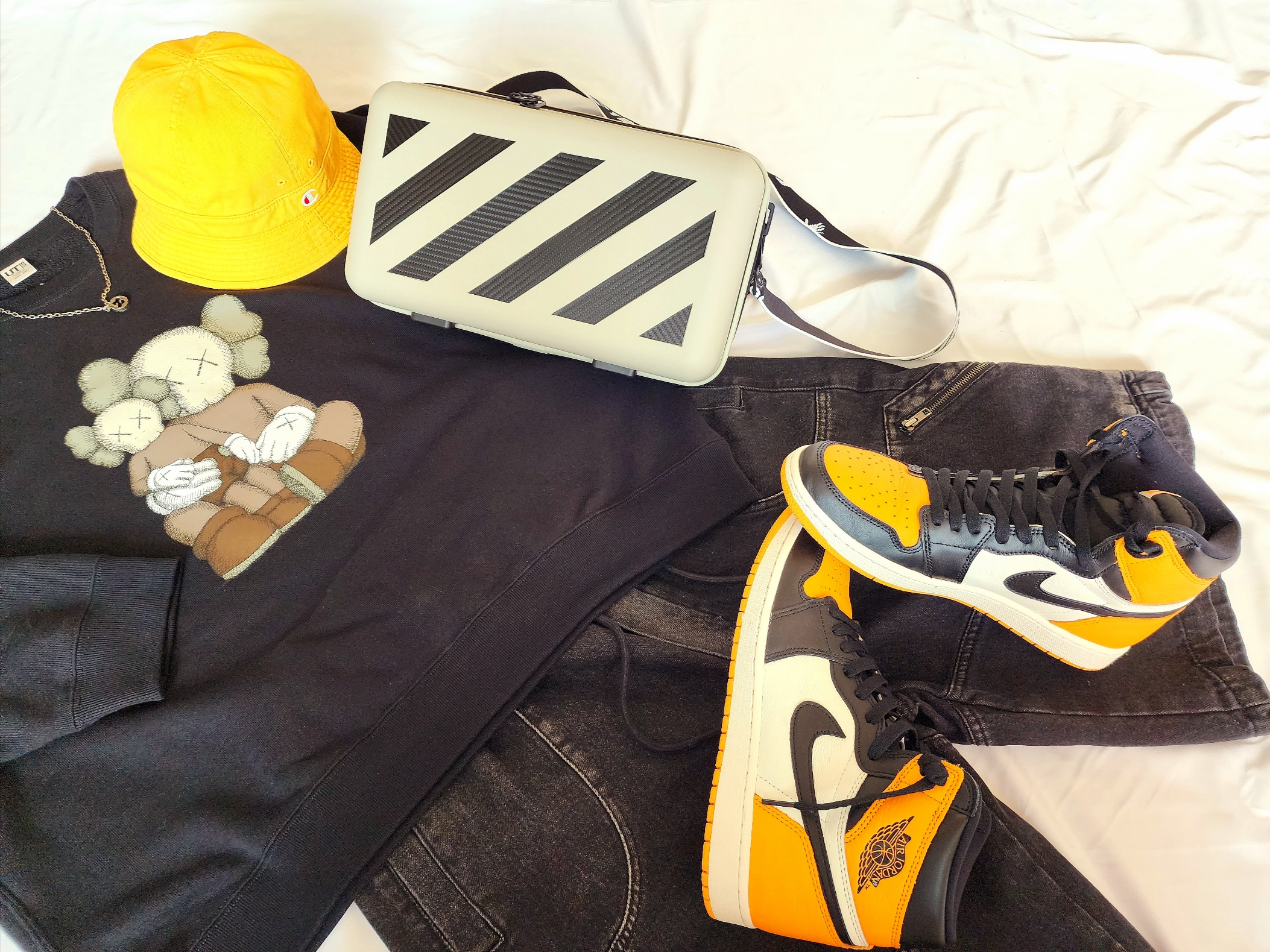 Uniqlo UT x Kaws Long Sleeve Sweatshirt Black, Off-White x Amore Pacific Protection Box (Without Cosmetics) 착용 스타일 - 2