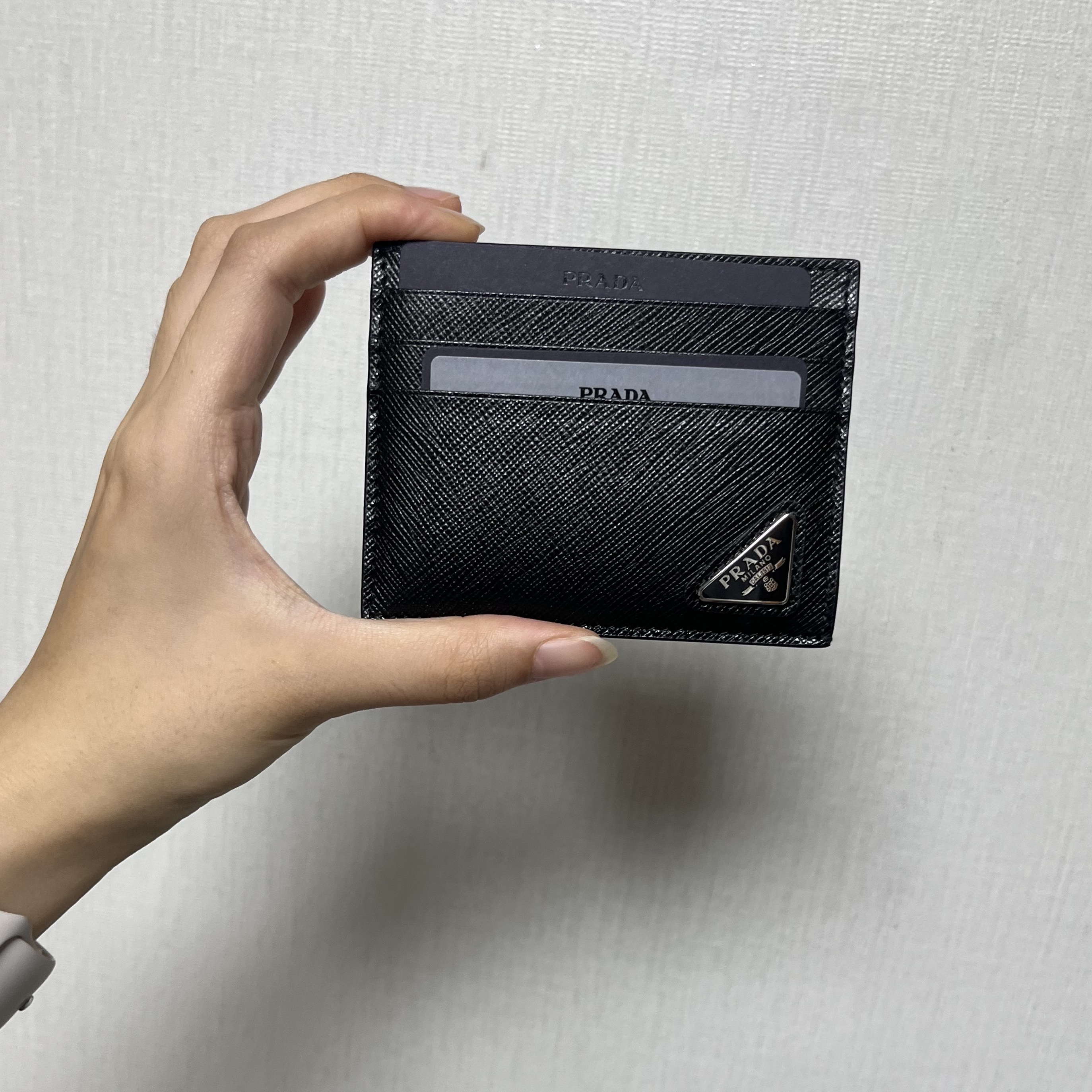 Prada Saffiano Leather Card Holder Black 착용 스타일