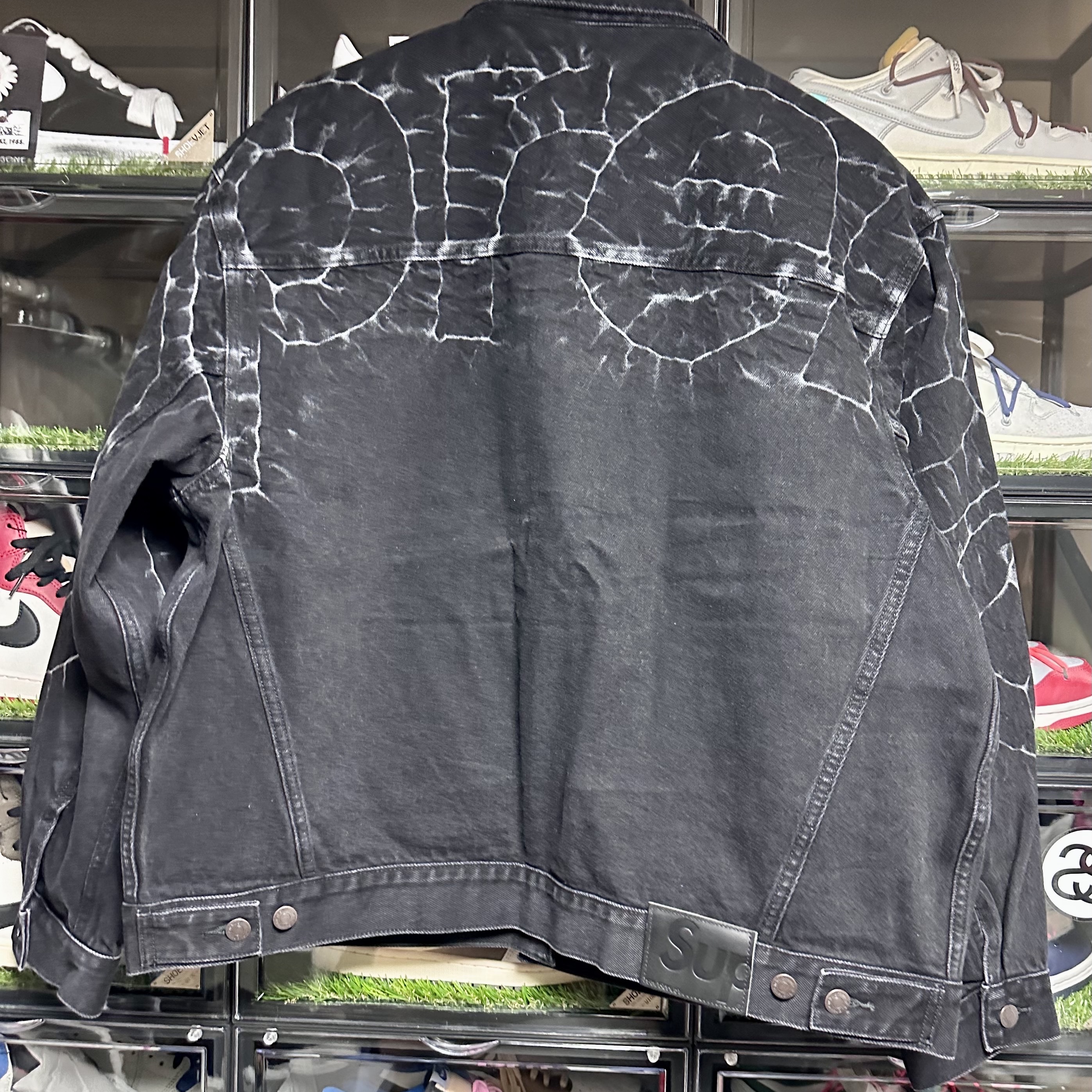 Supreme Shibori Denim Trucker Jacket Black - 23SS 착용 스타일 - 2