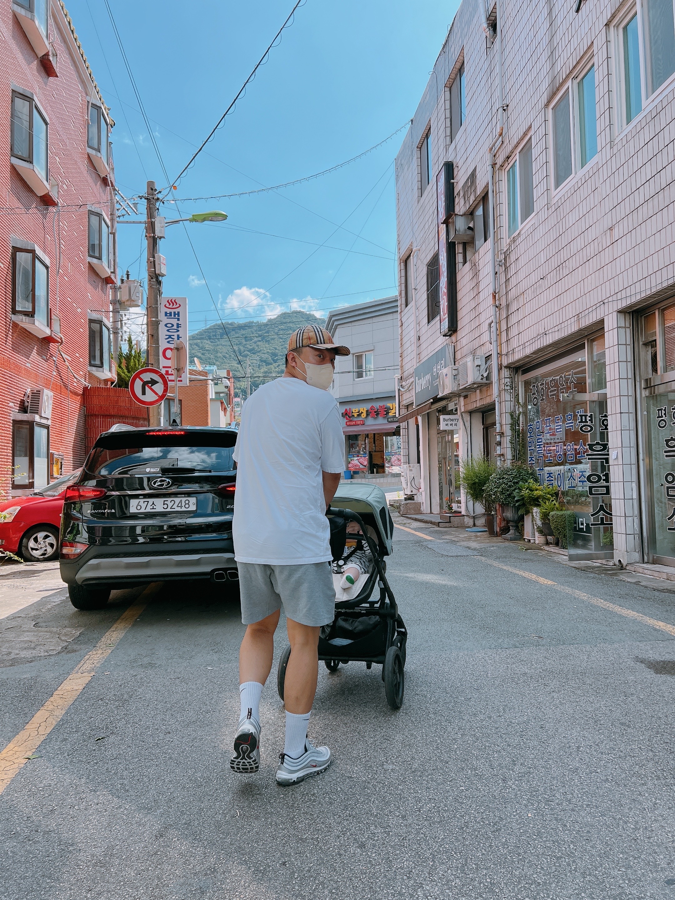 Nike Air Max 97 OG Silver Bullet 2022, Nike Everyday Cushioned Training Crew Socks White (3 Pack/Korean Ver.) 착용 스타일 - 1