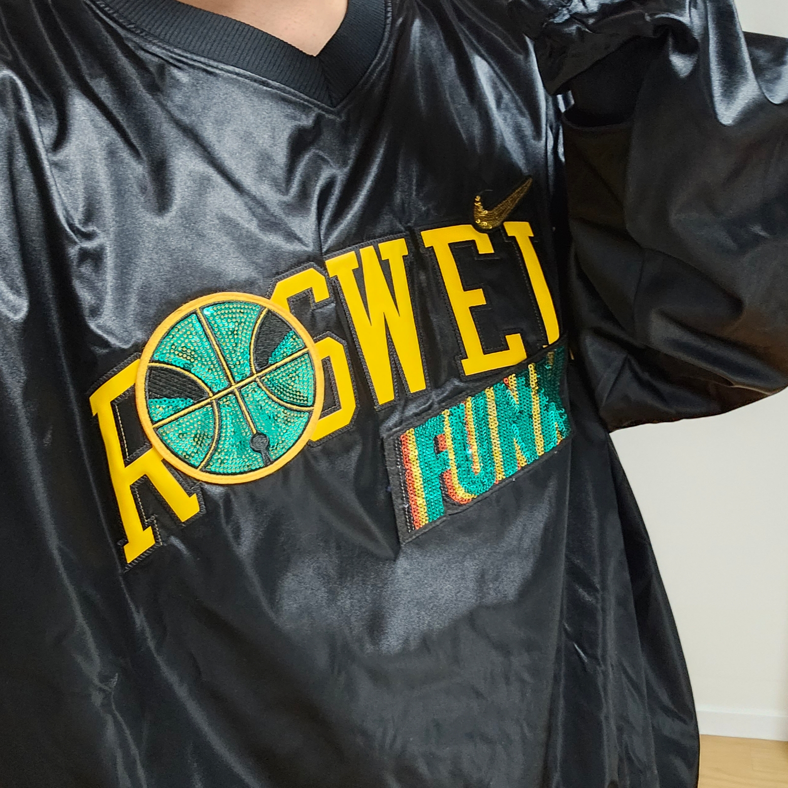 Nike PRM Rayguns Jacket Black University Gold 착용 스타일