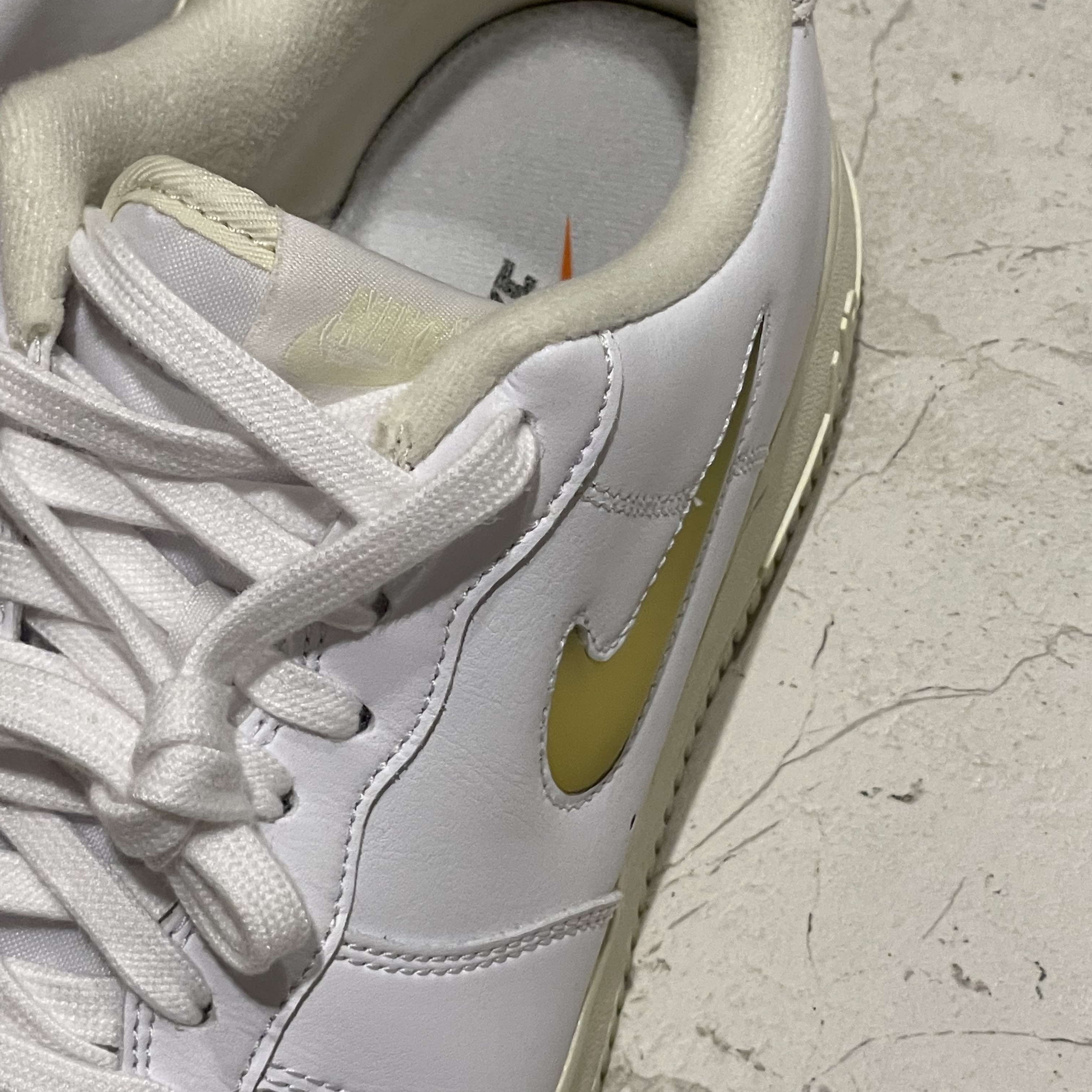 Nike Air Force 1 '07 LX Pale Vanilla 착용 스타일 - 2