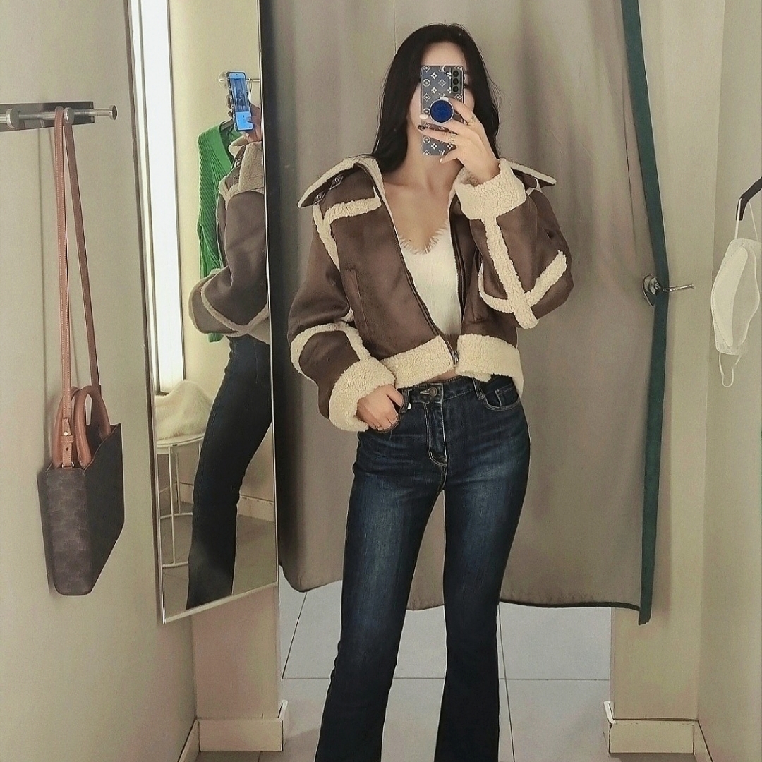 Celine Small Cabas Vertical in Triomphe Canvas Calfskin Tan 착용 스타일