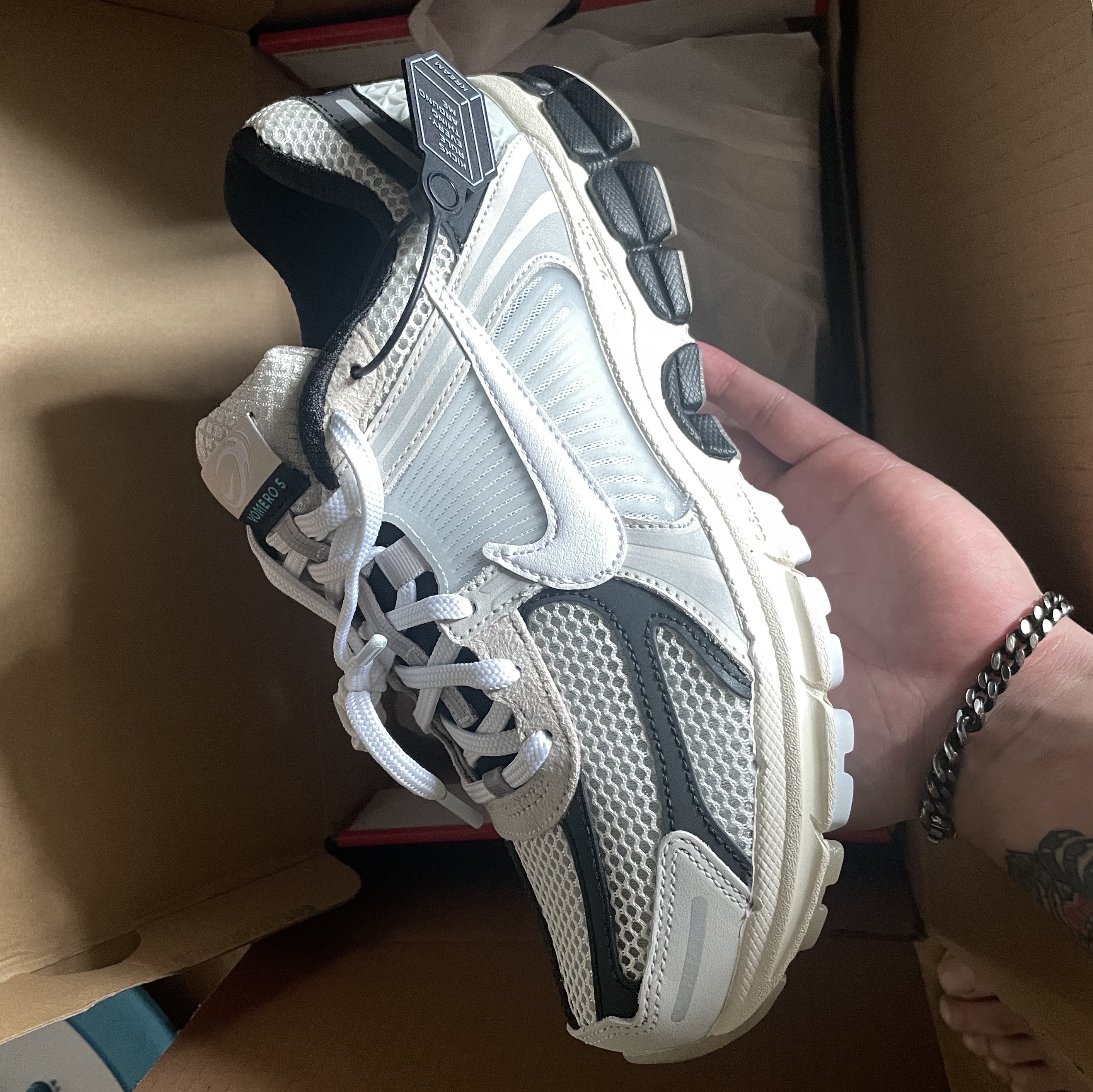 Nike Zoom Vomero 5 Light Bone and Black 착용 스타일