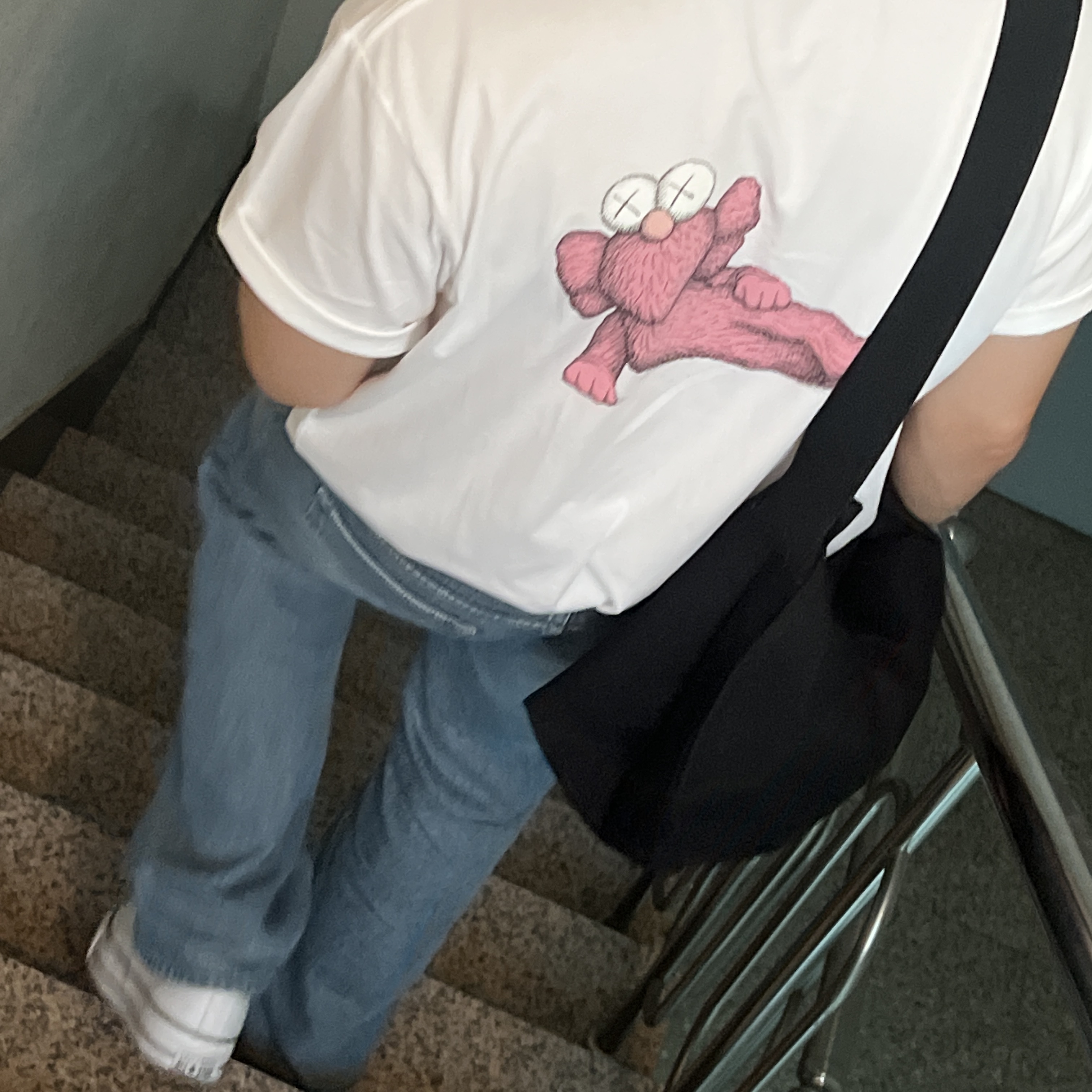 Uniqlo UT x Kaws Short Sleeve Graphic T-Shirt White 착용 스타일 - 2