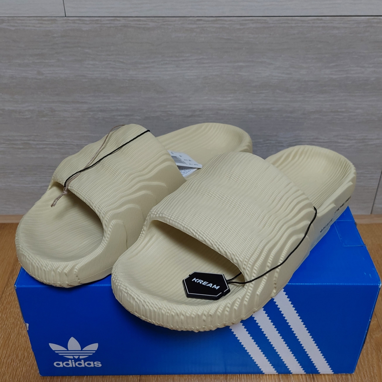 Adidas Adilette 22 Desert Sand 착용 스타일 - 1