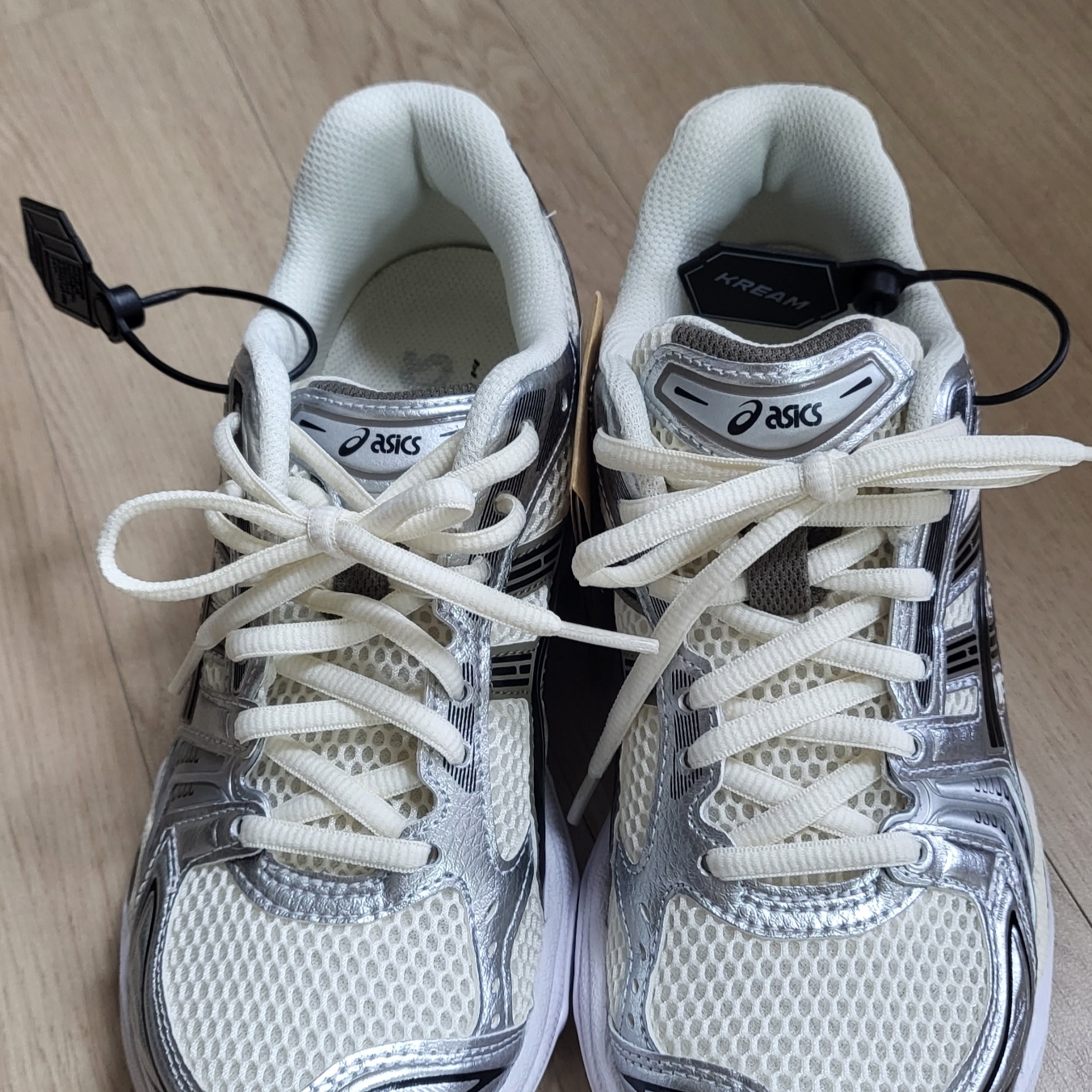 Asics Gel-Kayano 14 Cream Black 착용 스타일 - 2