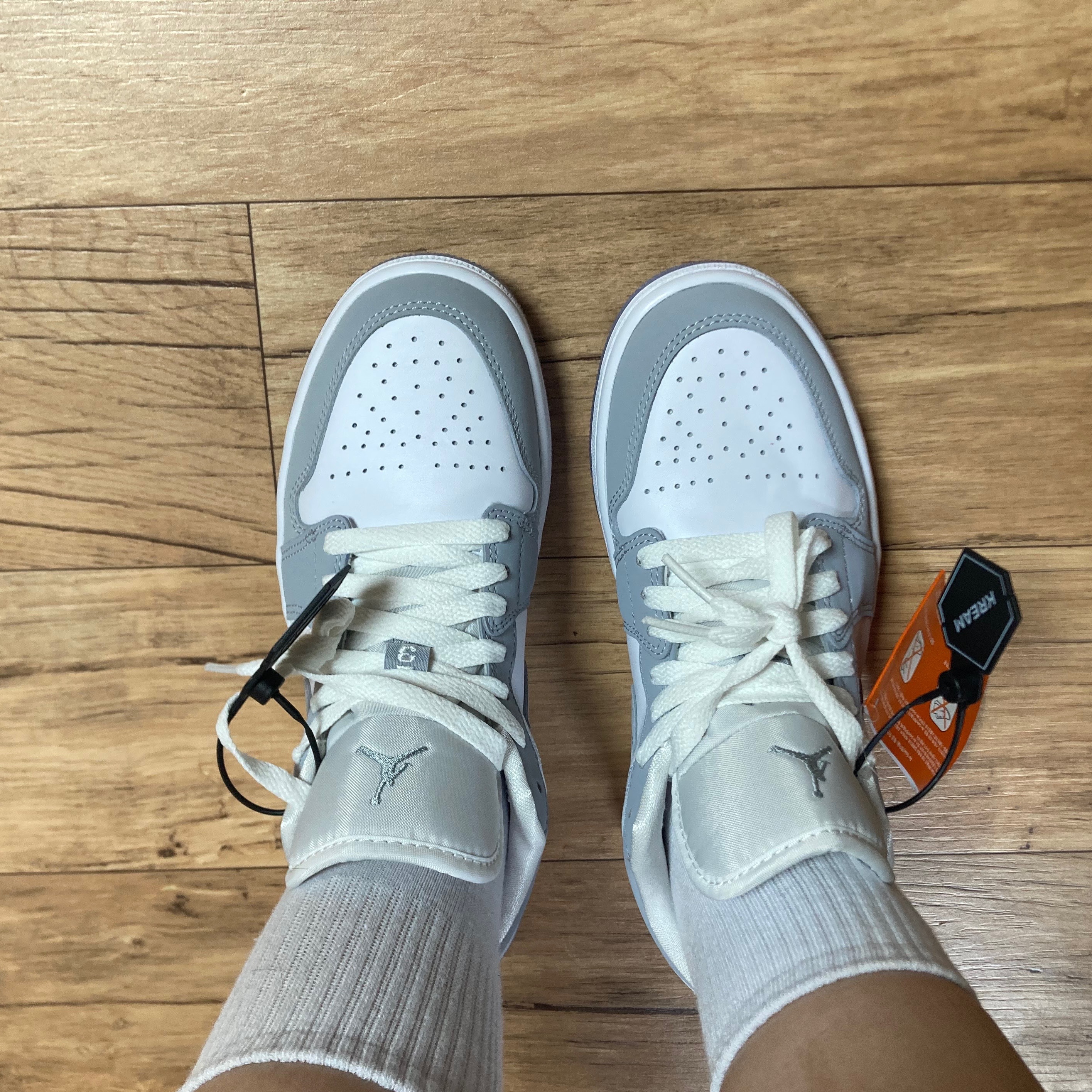 (W) Jordan 1 Low White Wolf Grey 착용 스타일 - 2