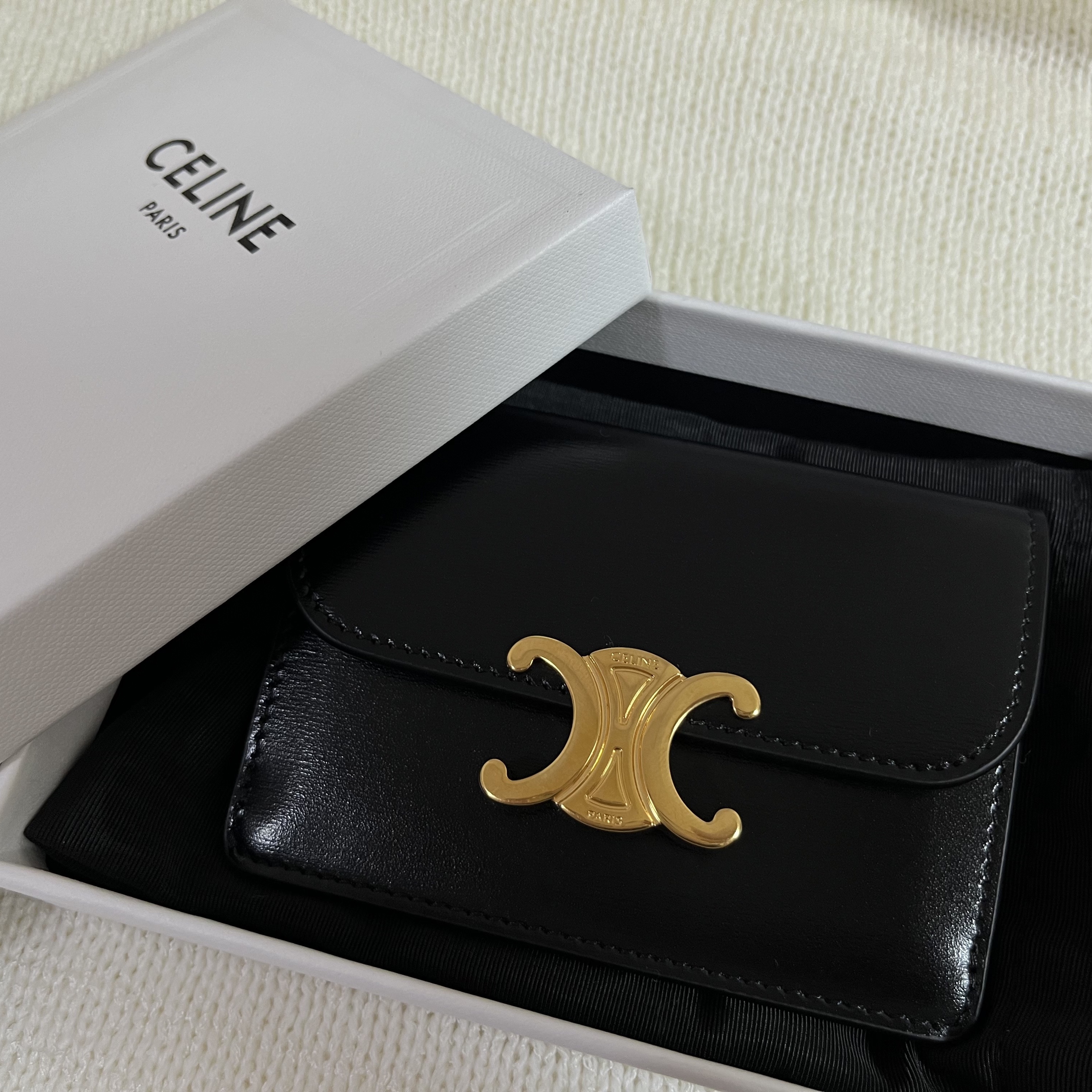 Celine Card Holder with Flap in Shiny Calfskin Black 착용 스타일