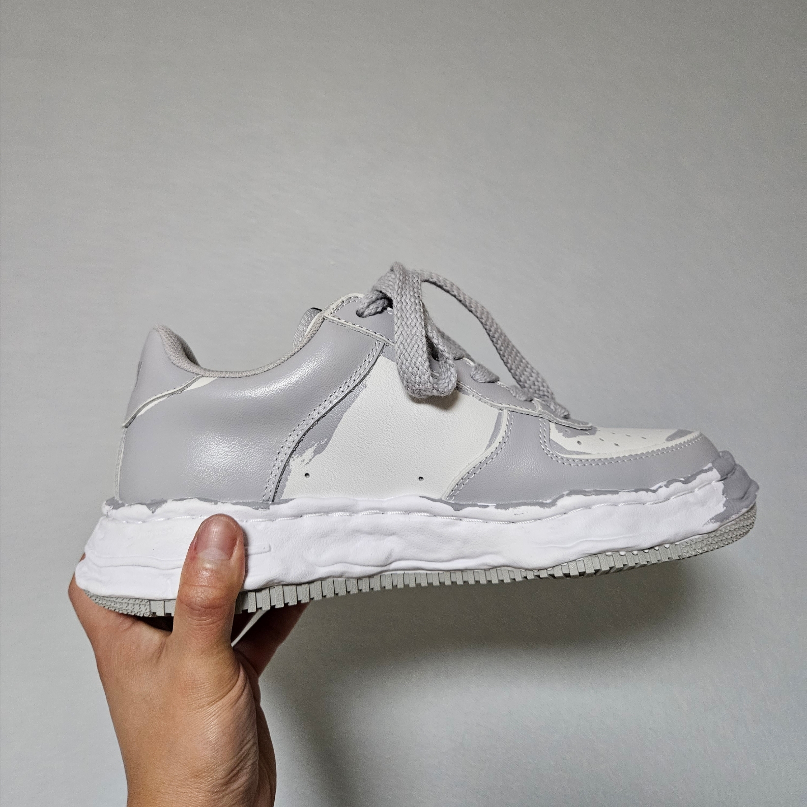Maison Mihara Yasuhiro Wayne OG Sole Printed Leather Low-top Sneakers White Gray 착용 스타일