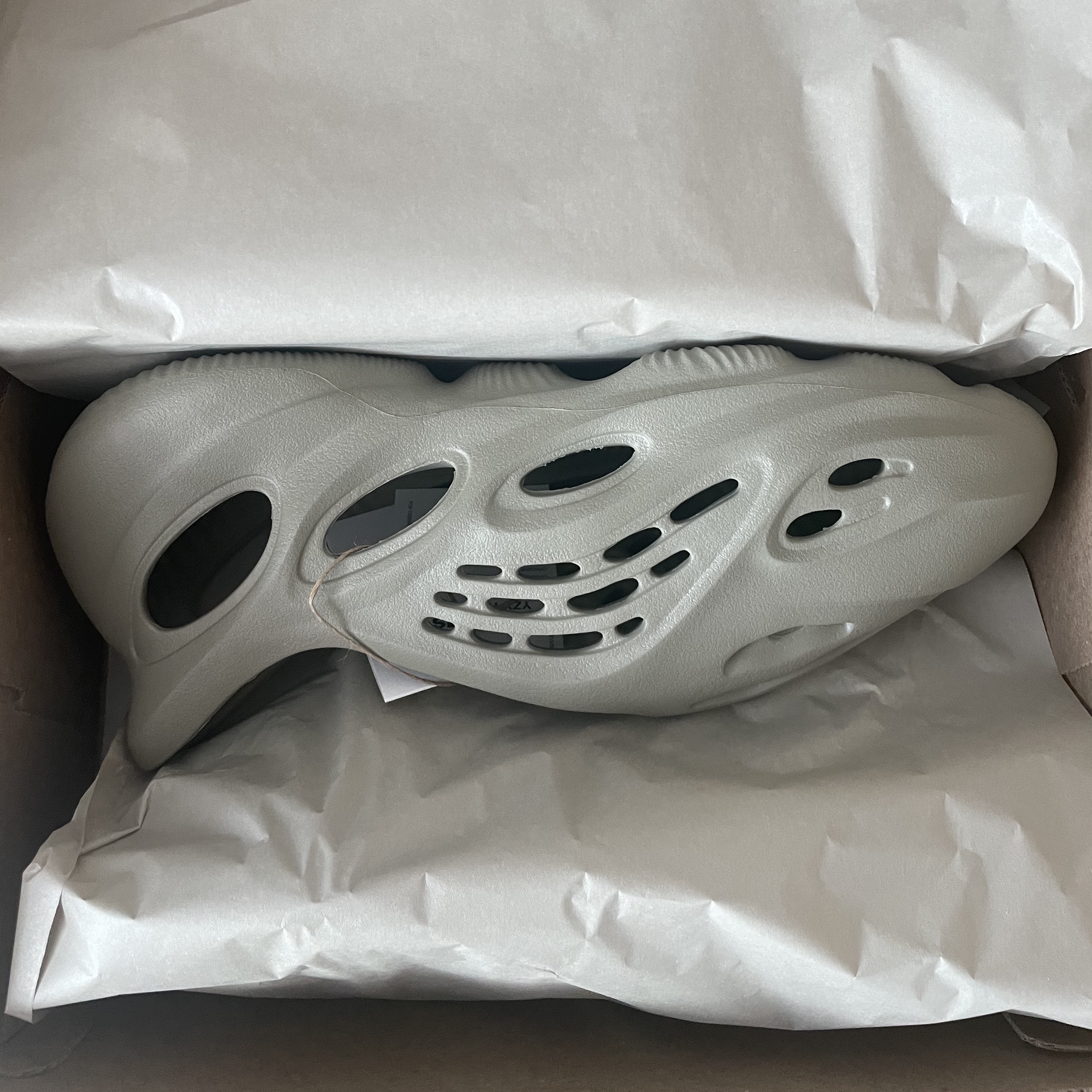 Adidas Yeezy Foam RNNR Stone Salt 착용 스타일