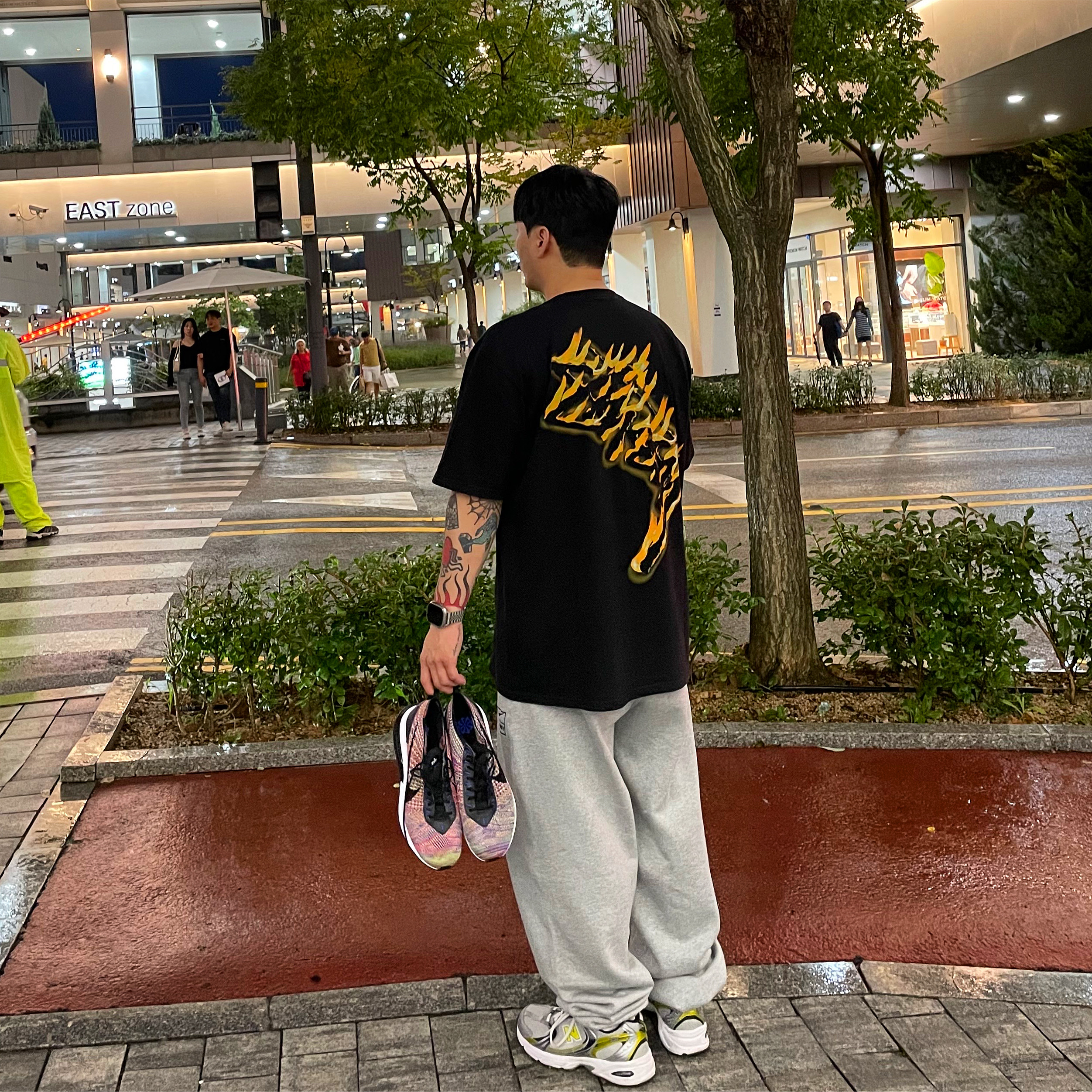Stussy Burning Stock T-Shirt Black, Nike x Stussy NRG Fleece Pants Dark Grey Heather (DO9340-063) 착용 스타일