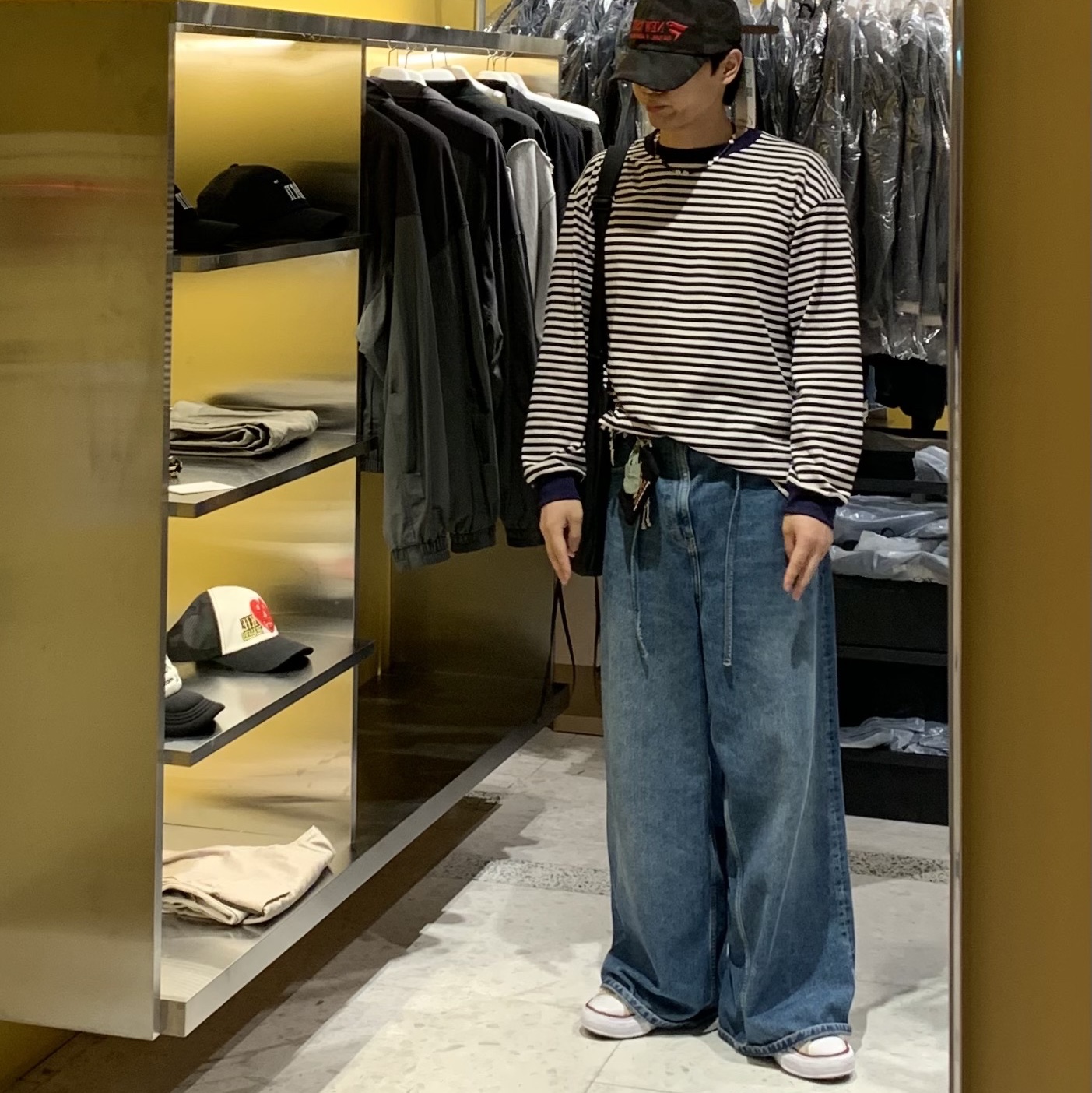 Zara x Rhuigi Baggy Jeans Medium Blue, Maison Mihara Yasuhiro Peterson OG Sole Canvas Low-top Sneakers Natural 착용 스타일