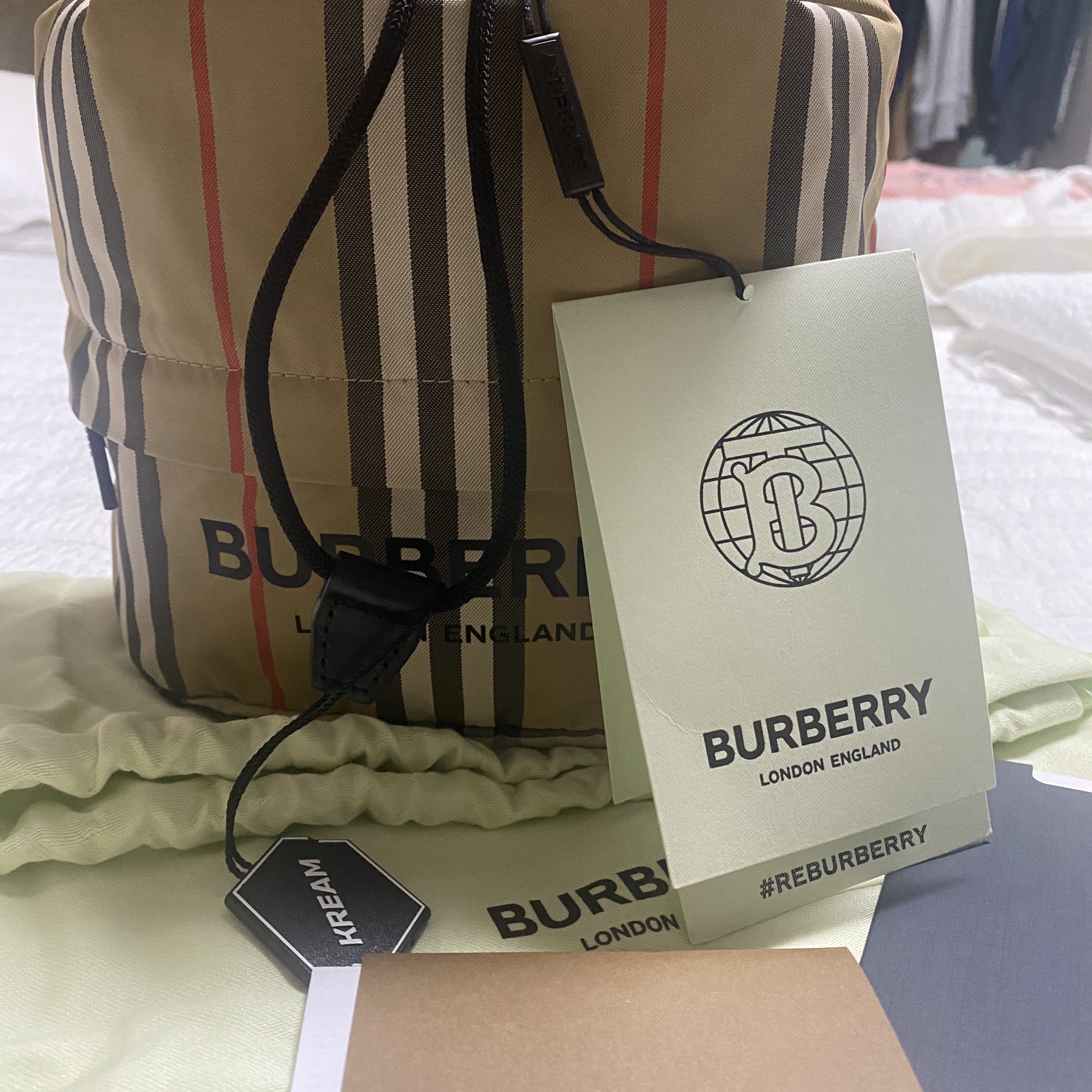 Burberry Icon Stripe Econyl Drawcord Pouch Archive Beige 착용 스타일