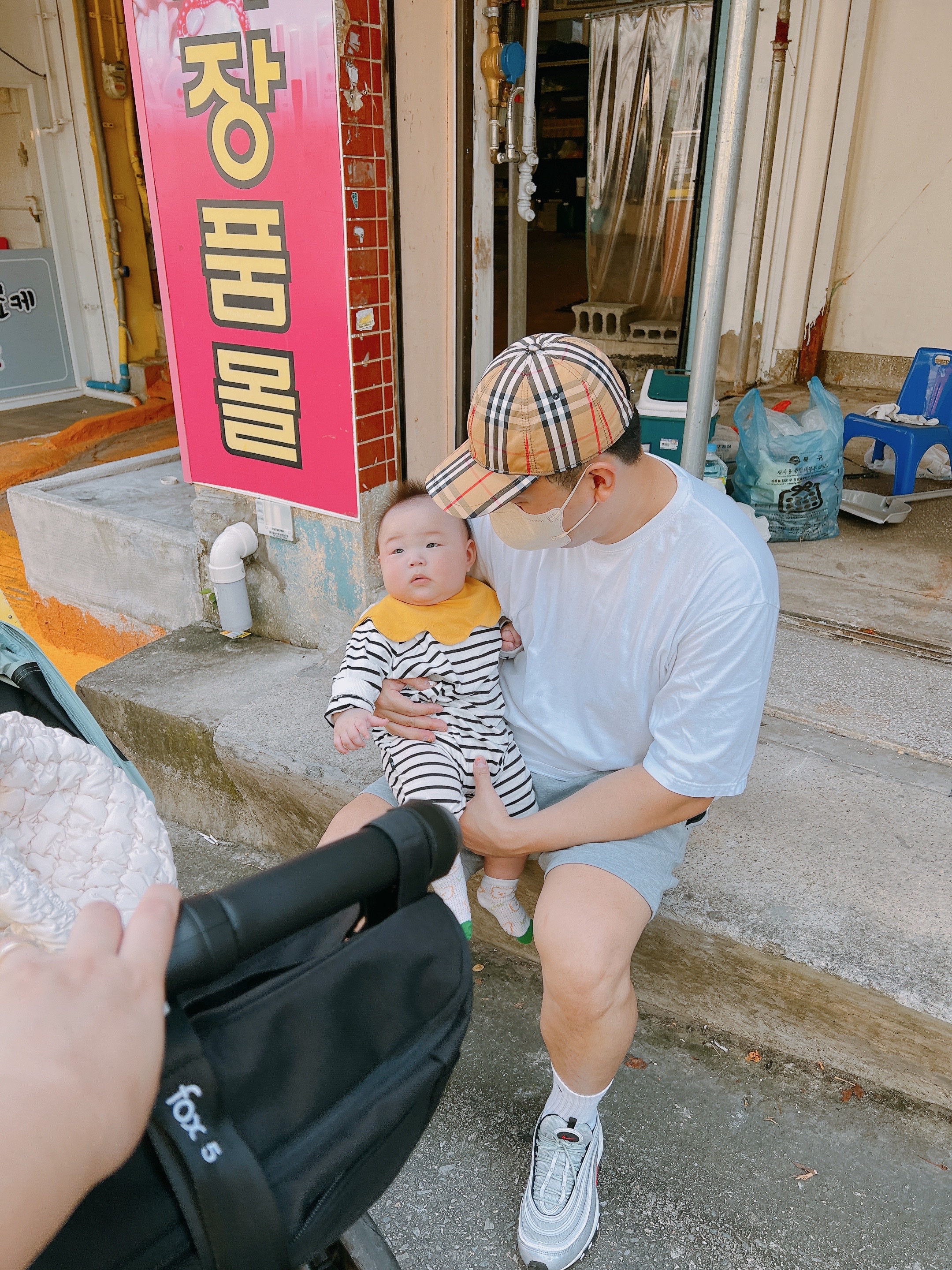 COS Quilted Oversized Shoulder Bag Off White Light Beige, Nike Air Max 97 OG Silver Bullet 2022 착용 스타일 - 3