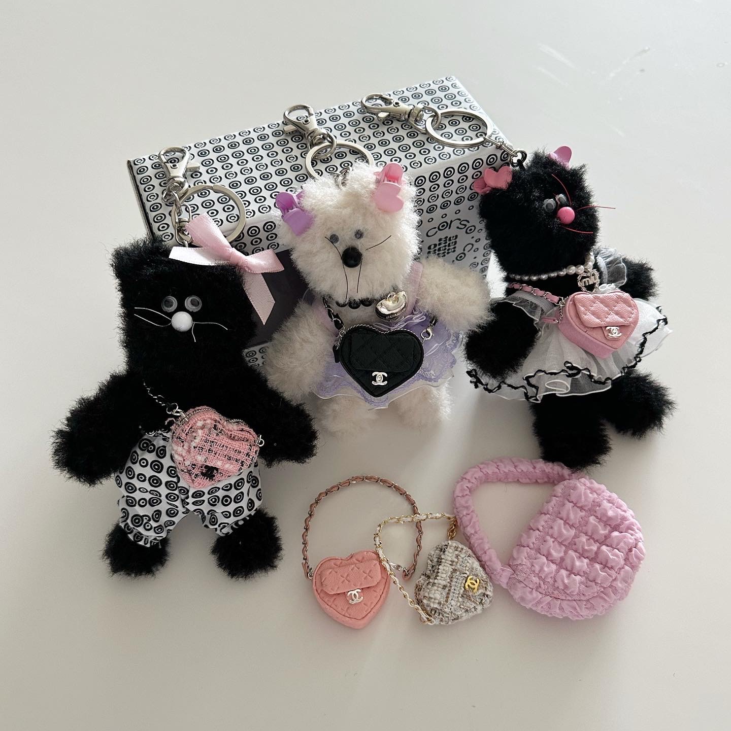 Monamhee Bred Keyring with Pink Pants Brown, Monamhee Beulpingi Keyring with White Pants Black 착용 스타일 - 2