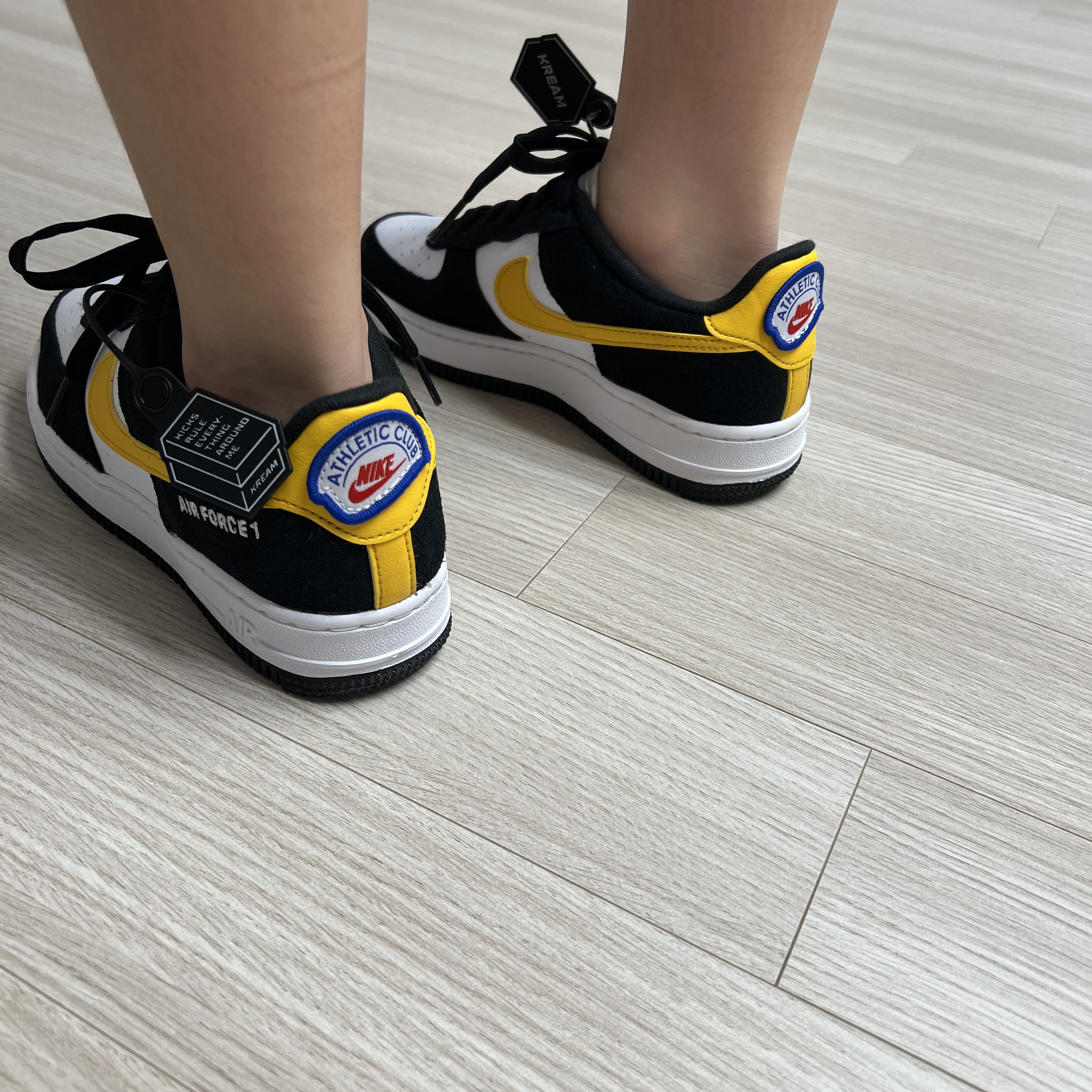 (GS) Nike Air Force 1 LV8 Athletic Club Black Dark Sulfur 착용 스타일