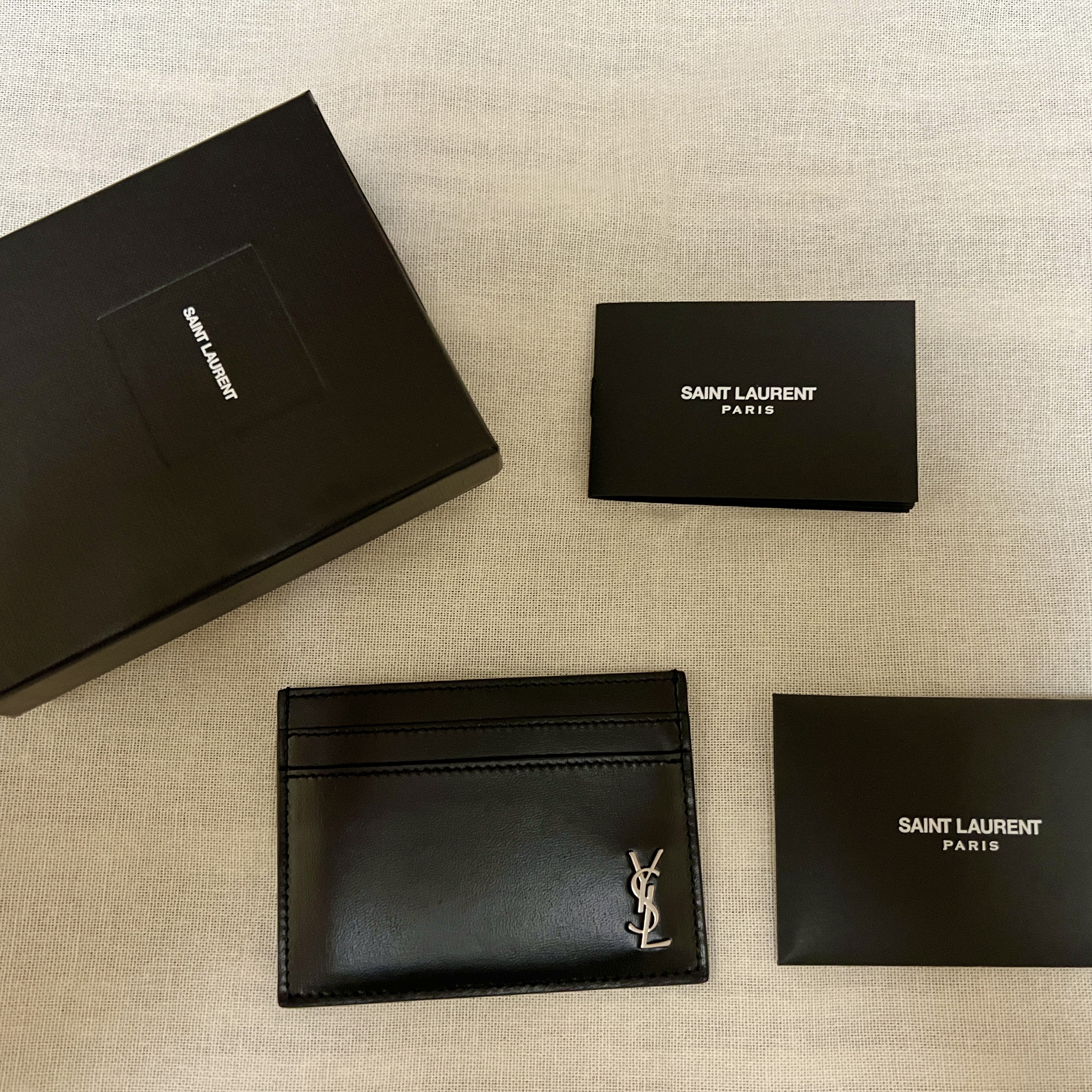 Saint Laurent Tiny Silver Monogram Card Case in Matte Leather Black 착용 스타일 - 1