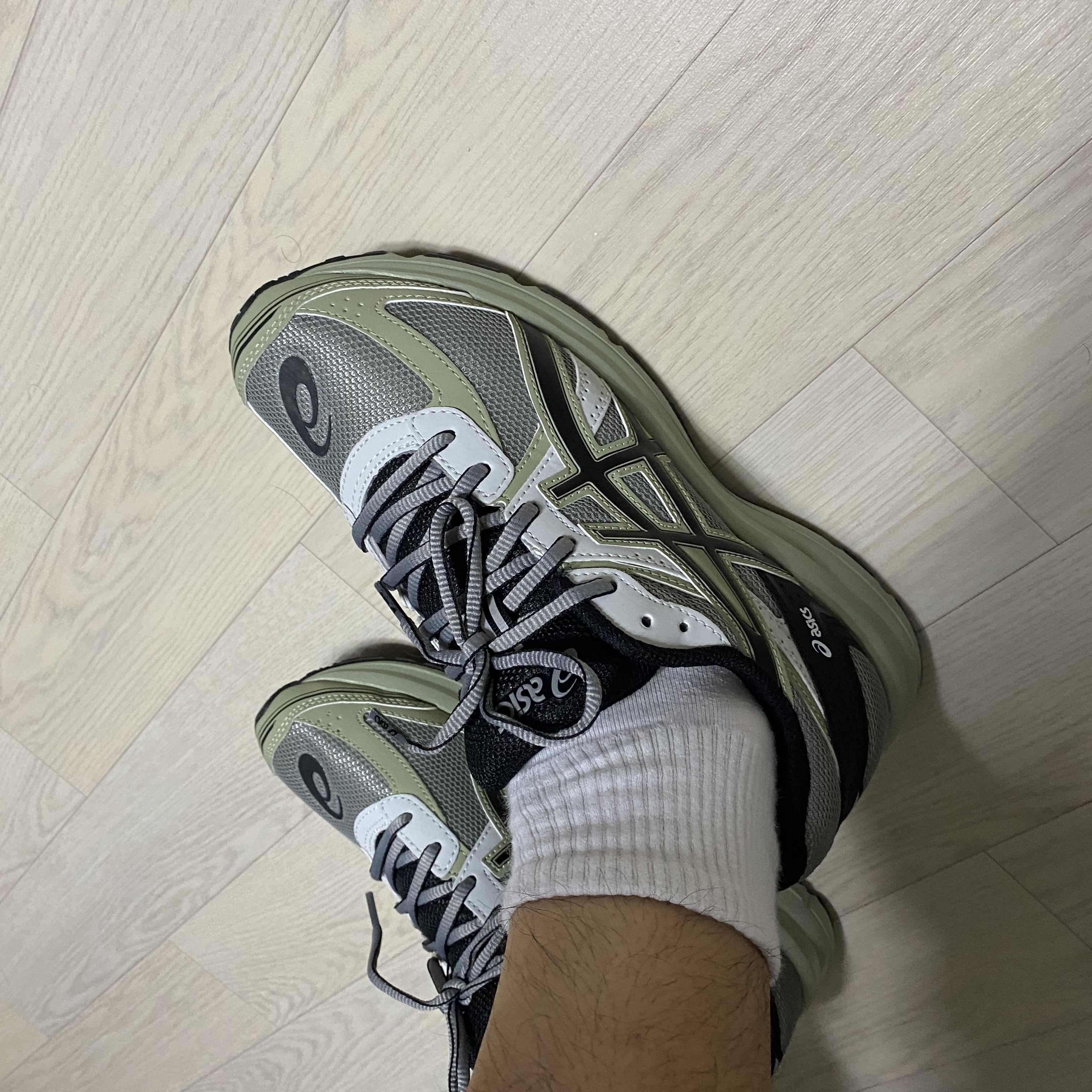 Asics Jog 100 S Sheet Rock - 2E Wide 착용 스타일 - 4