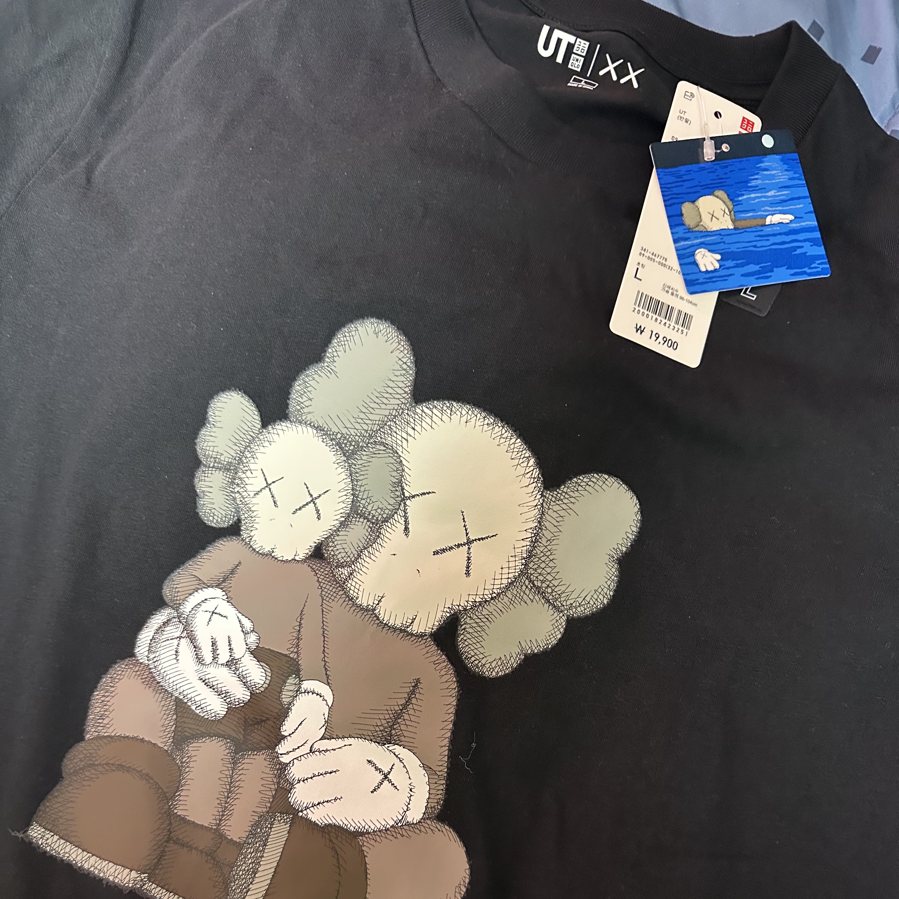 Uniqlo UT x Kaws Short Sleeve Graphic T-Shirt Black 착용 스타일