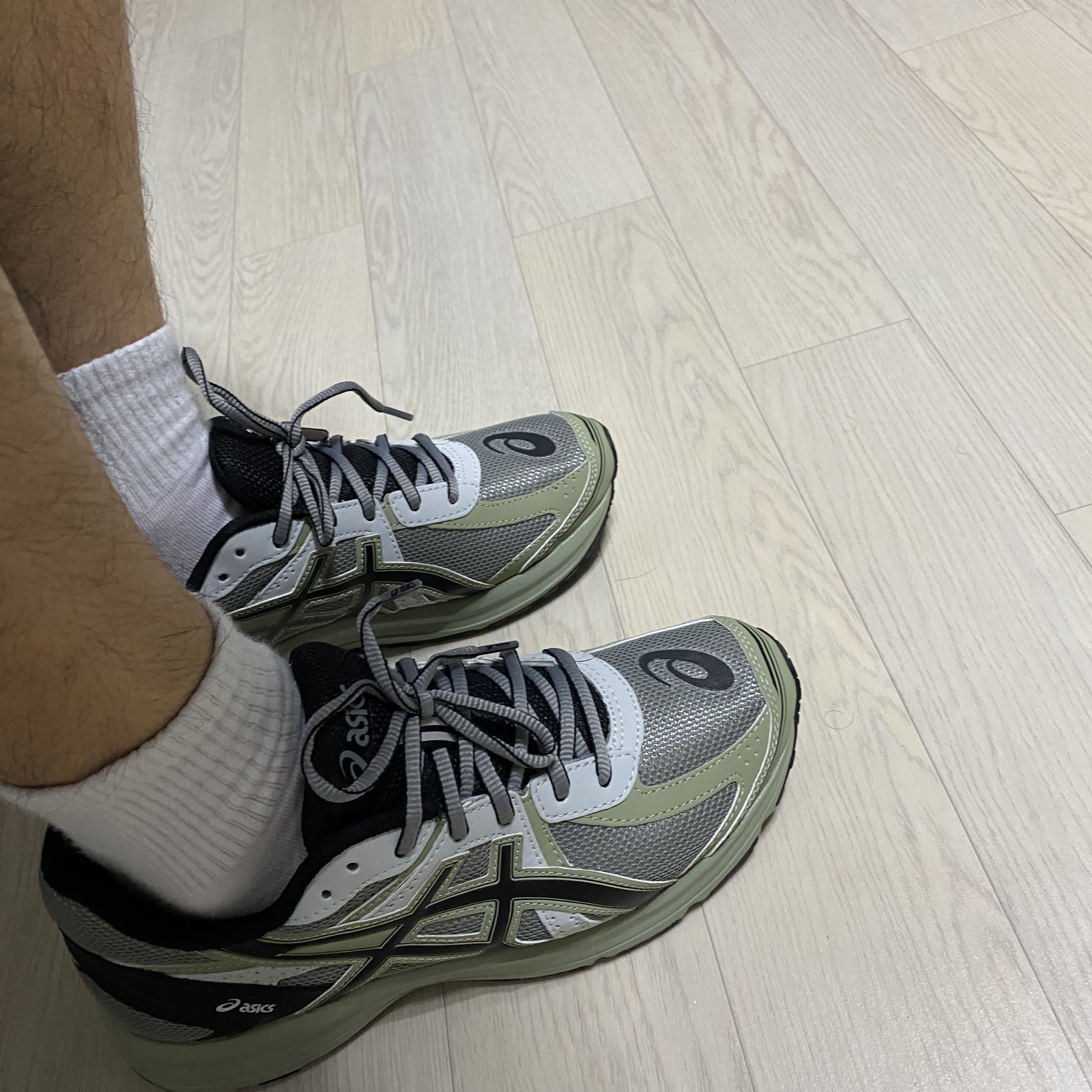 Asics Jog 100 S Sheet Rock - 2E Wide 착용 스타일 - 3