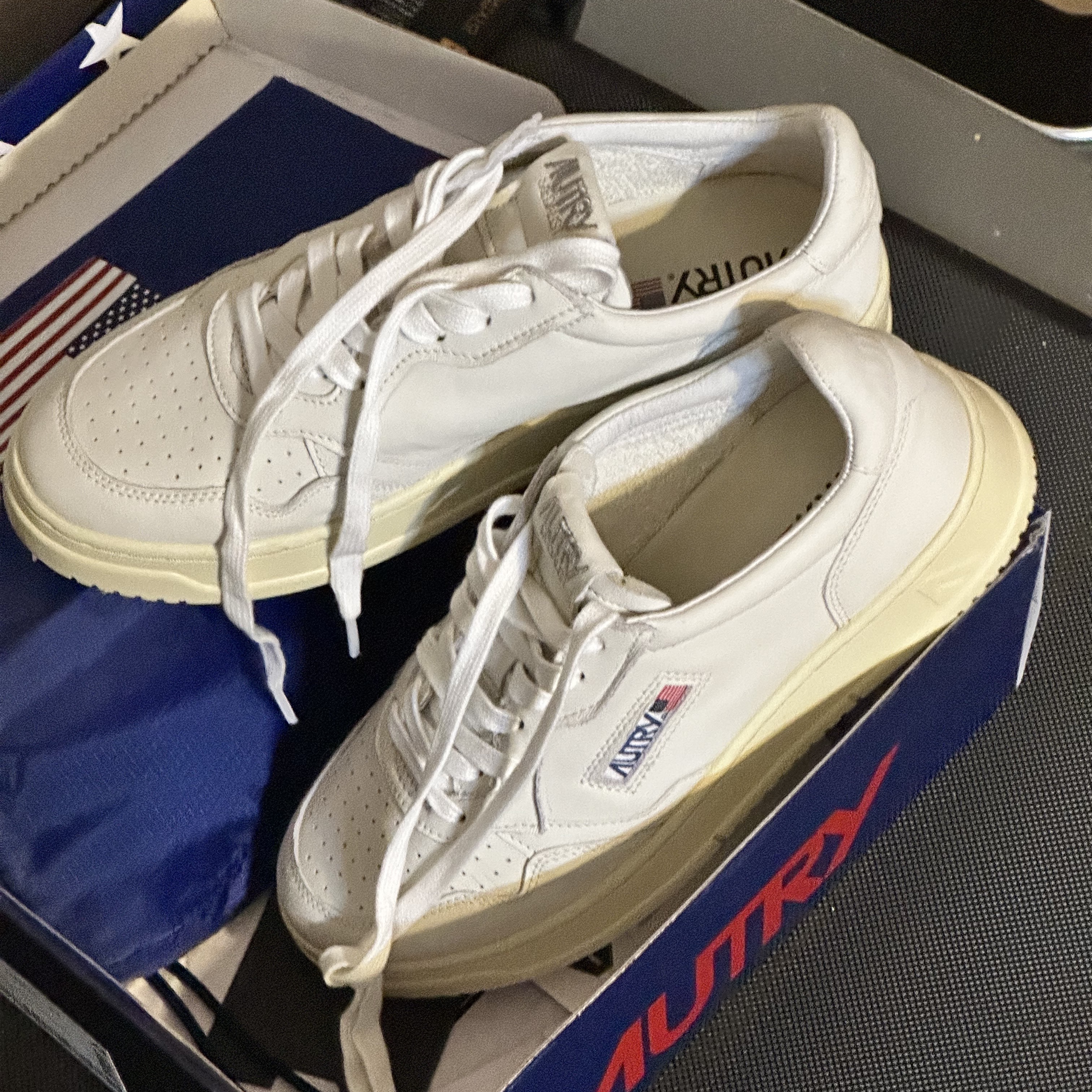 Autry Medalist Low Goatskin Sneakers White 착용 스타일