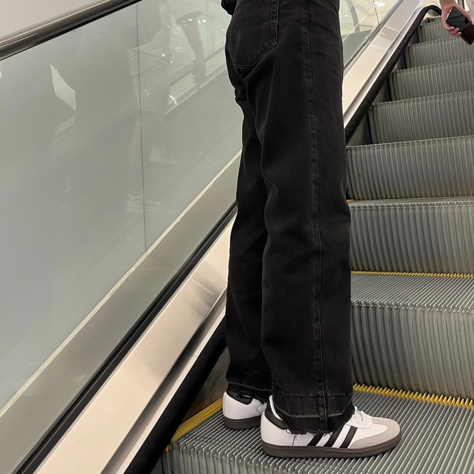 Adidas Samba OG Cloud White, Emis Emis Hobo Bag Black 착용 스타일 - 2