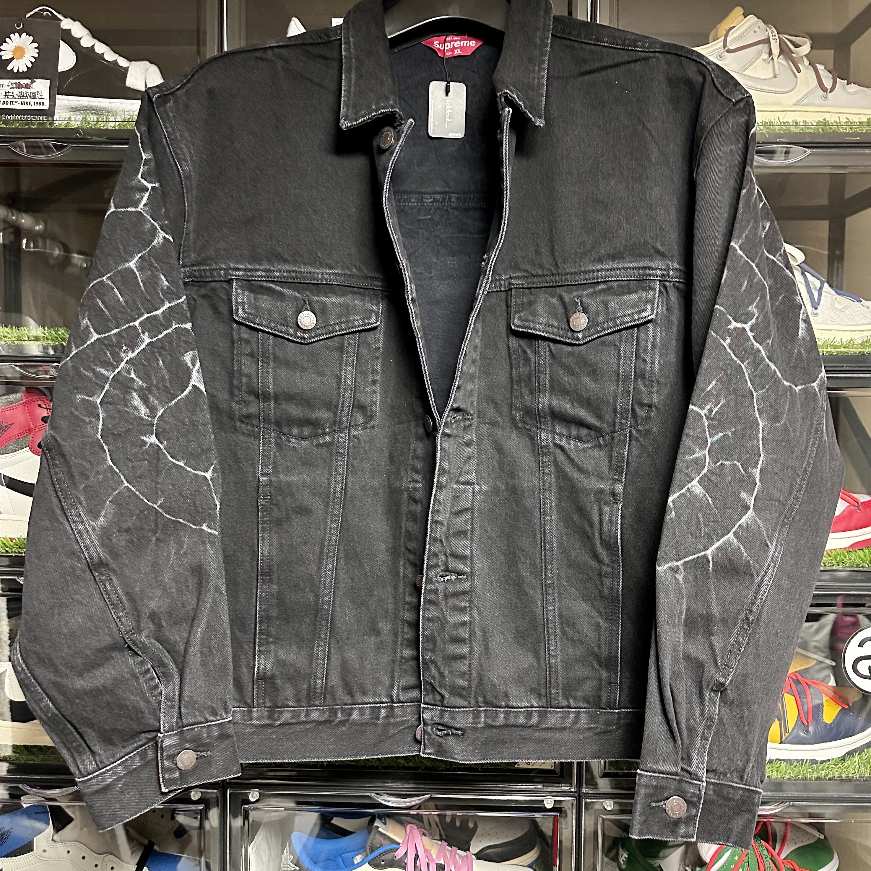 Supreme Shibori Denim Trucker Jacket Black - 23SS 착용 스타일 - 1