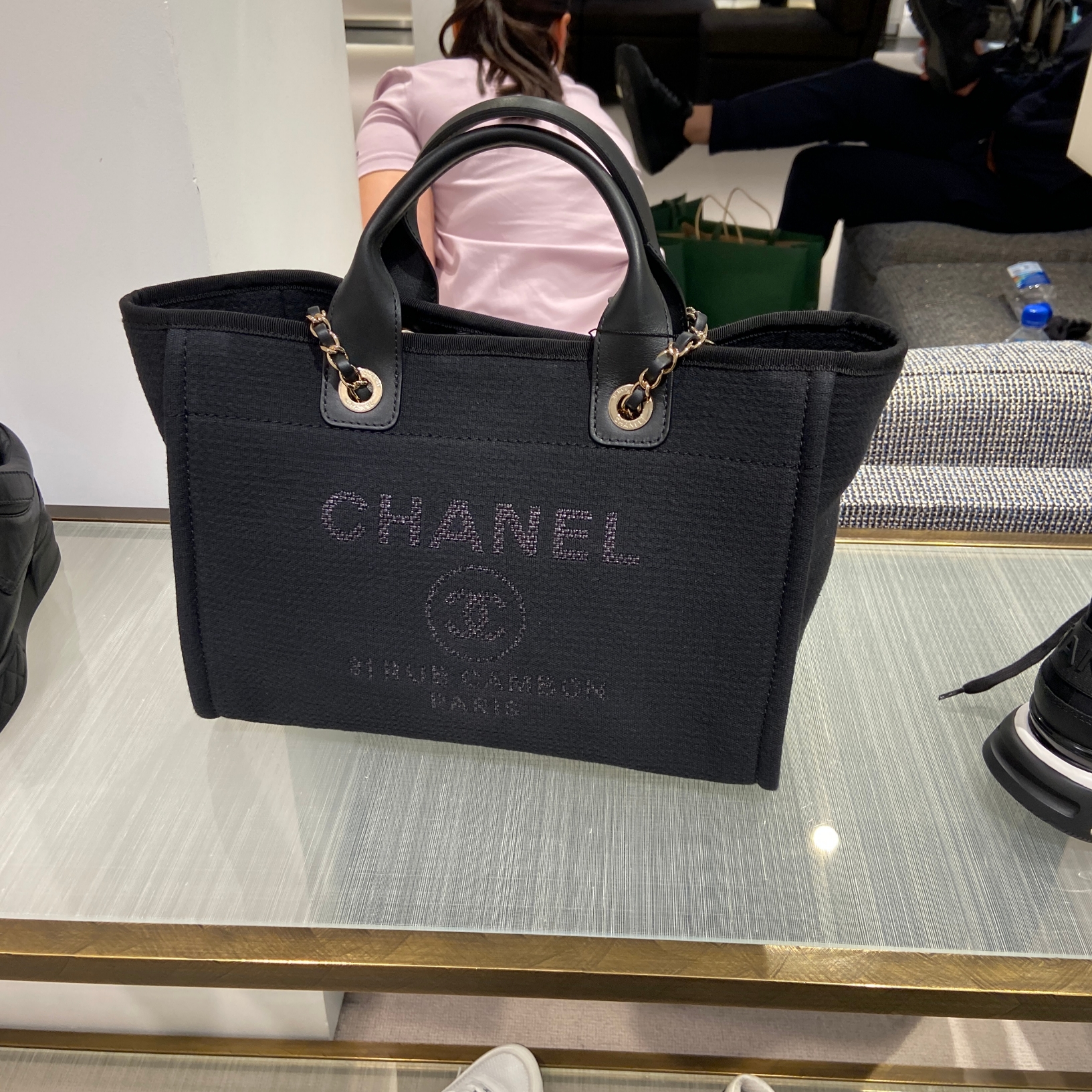 Chanel Small Shopping Bag Mixed Fiber Calfskin & Gold Black 착용 스타일 - 2