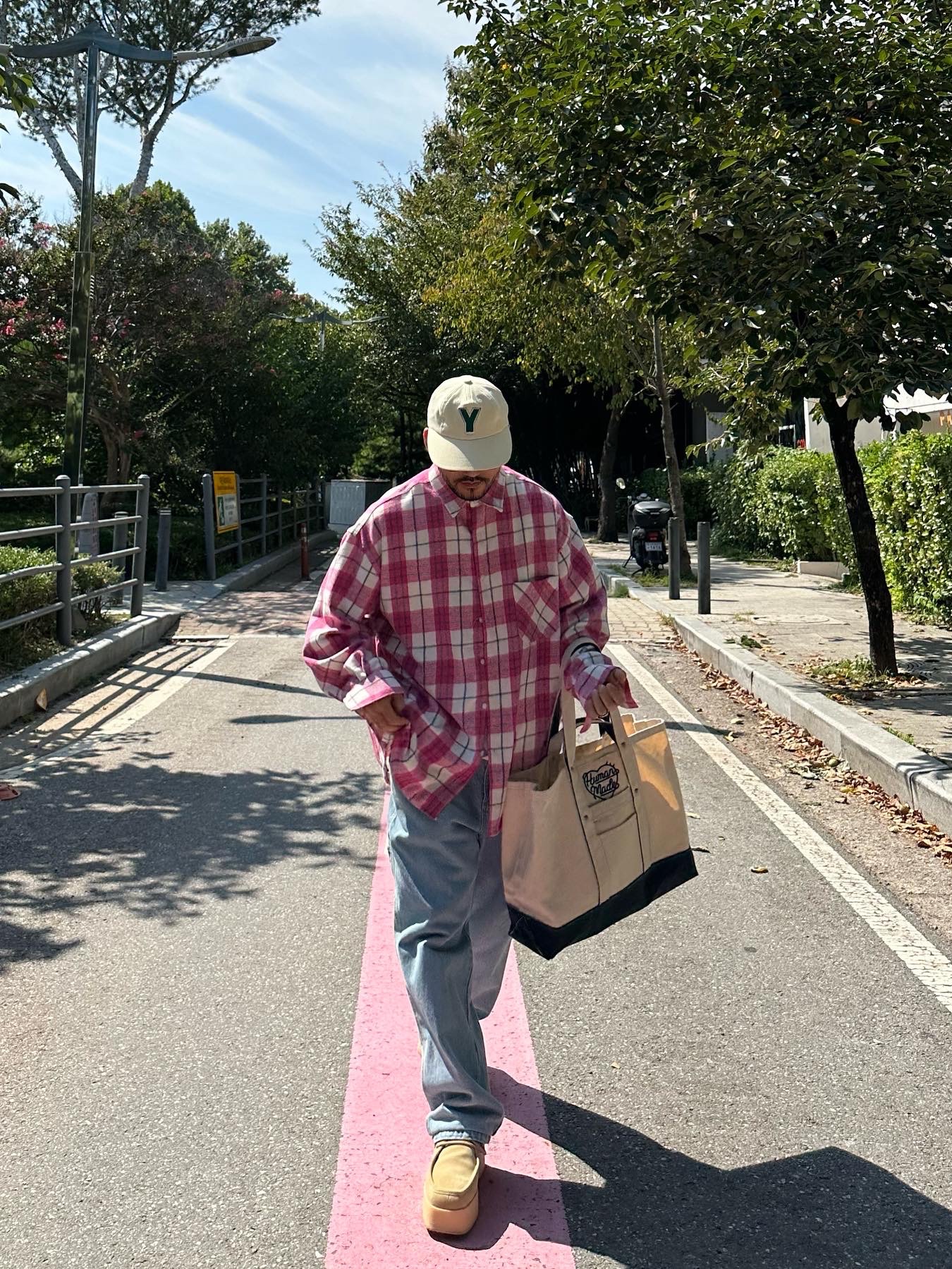 Human Made Heavy Canvas Tote Large Navy 착용 스타일 - 1