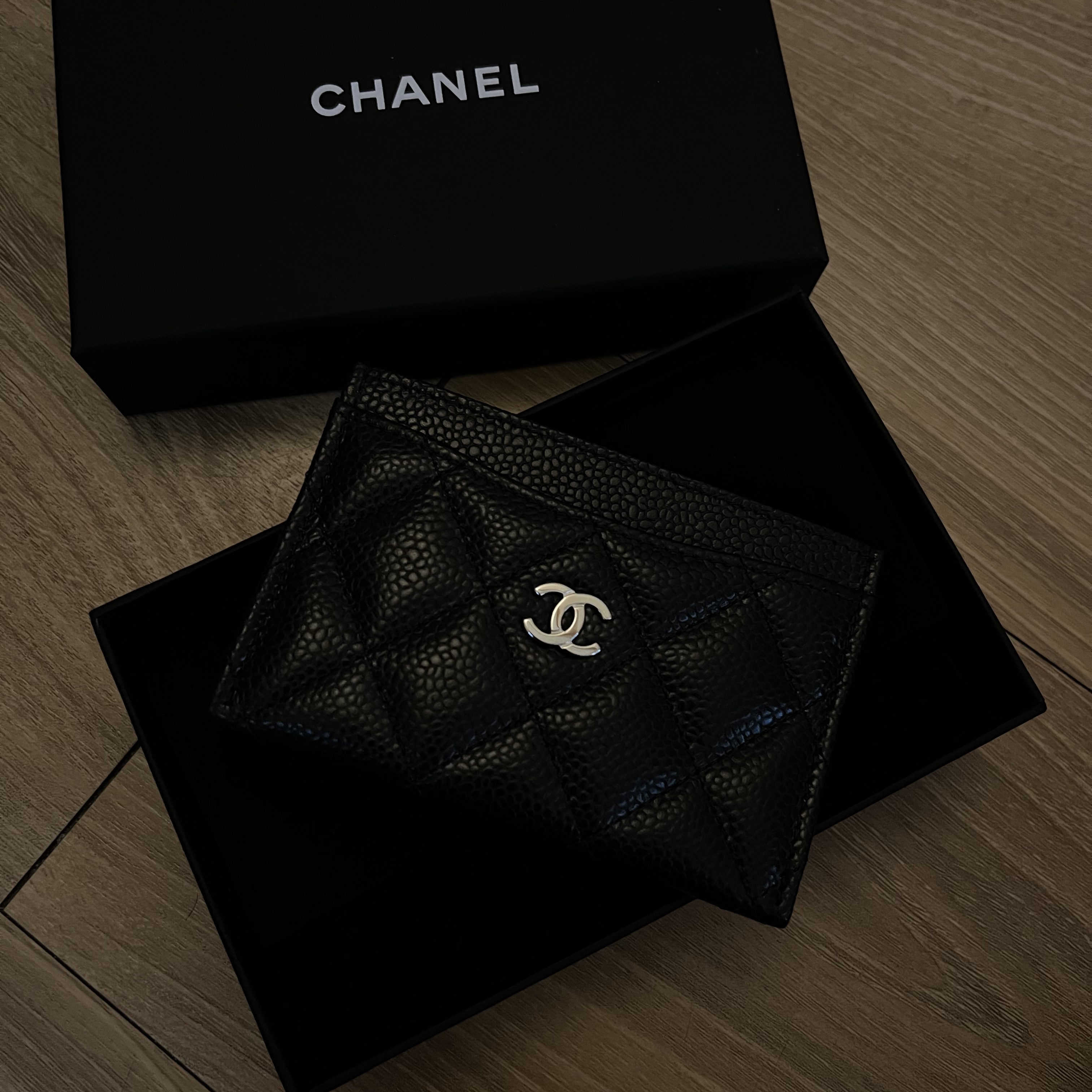 Chanel Classic Card Holder Grained Calfskin & Silver Black 착용 스타일
