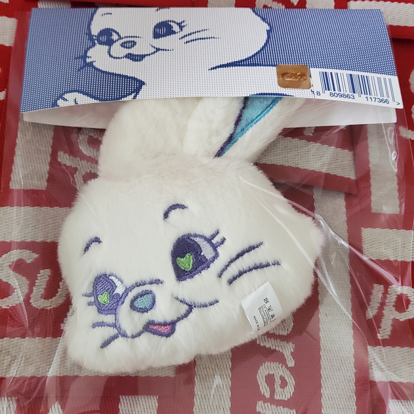 NewJeans Tokki Merchandise Fluffy Keyring White 착용 스타일