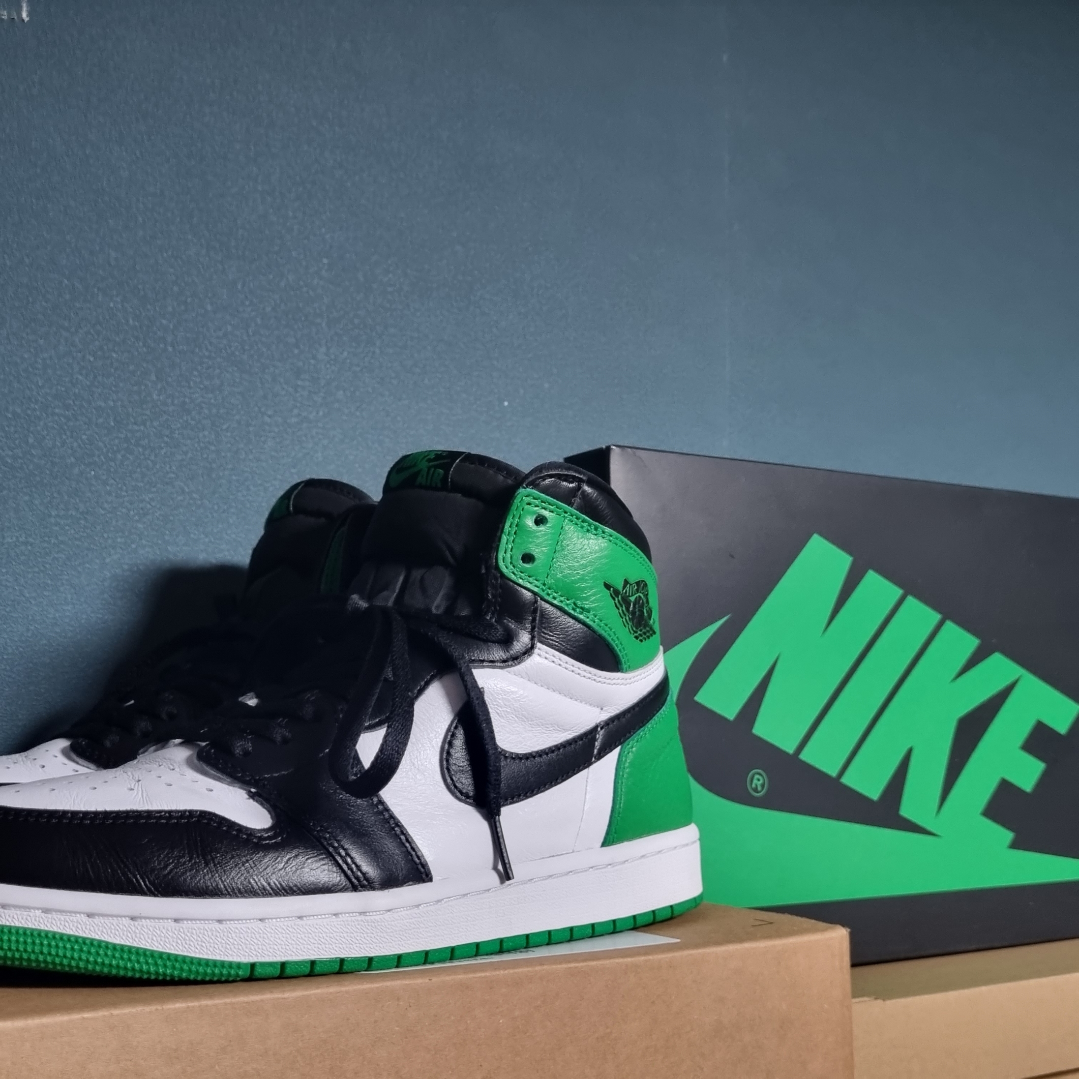 Jordan 1 Retro High OG Black and Lucky Green 착용 스타일 - 1