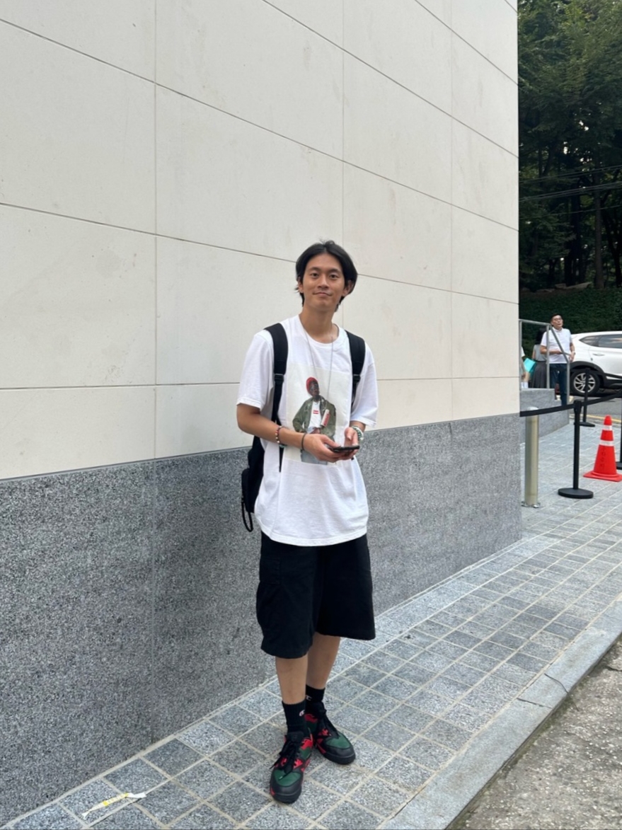 Supreme Andre 3000 T-Shirt White - 22FW, Supreme Metal Lighter Holster - 19SS 착용 스타일 - 1