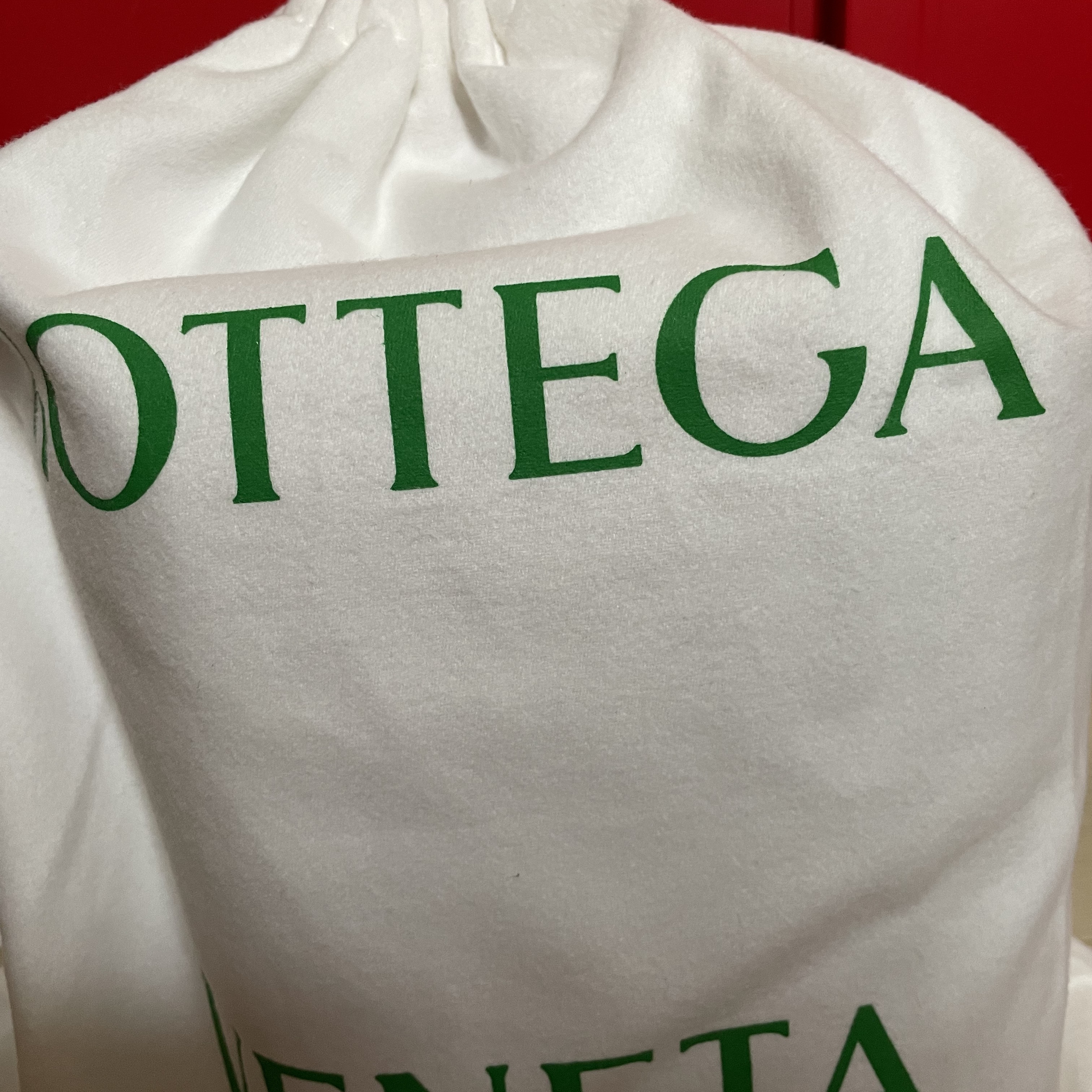 Bottega Veneta Small Leather Cassette Bucket Bag Black 착용 스타일 - 3