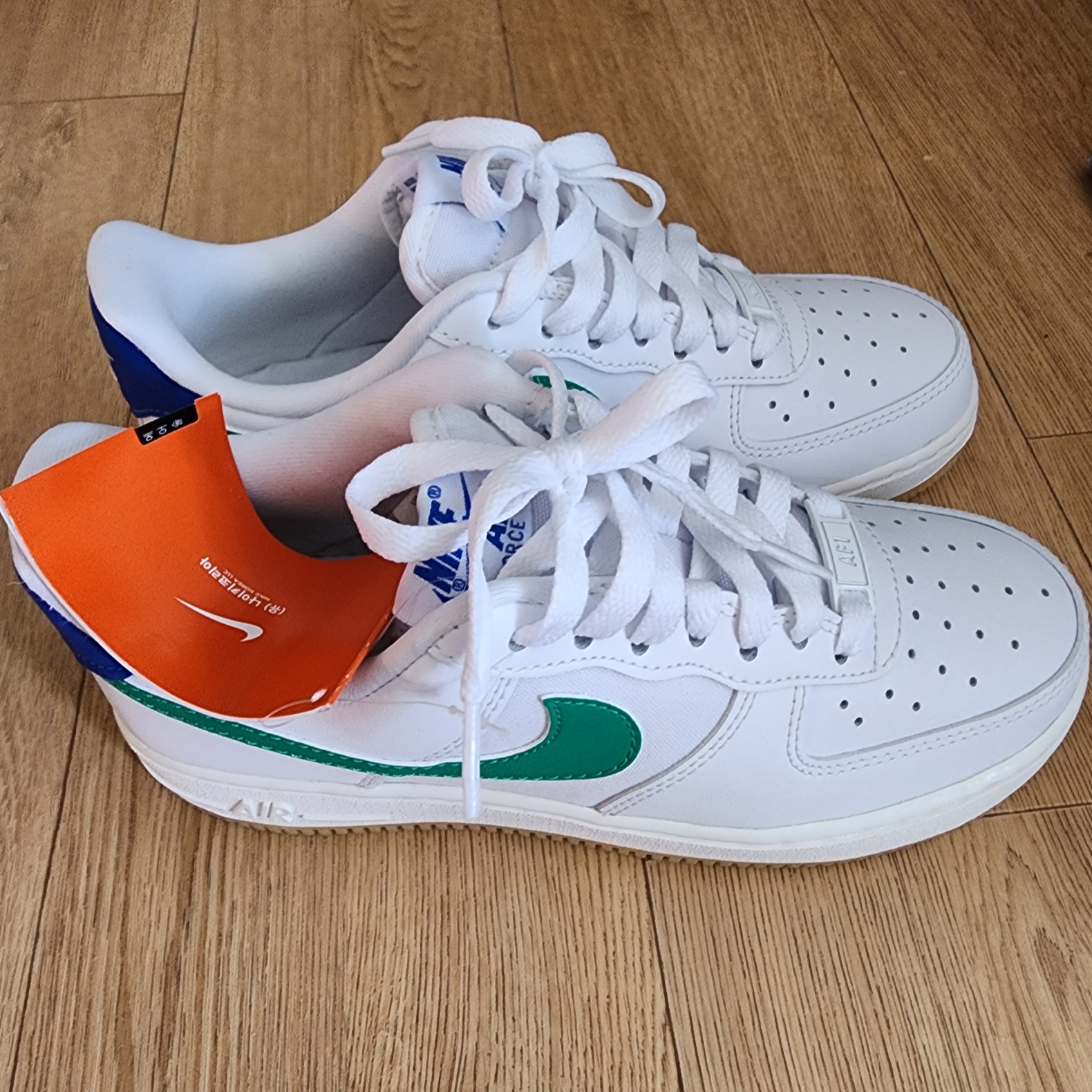 (W) Nike Air Force 1 '07 White Stadium Green 착용 스타일 - 2